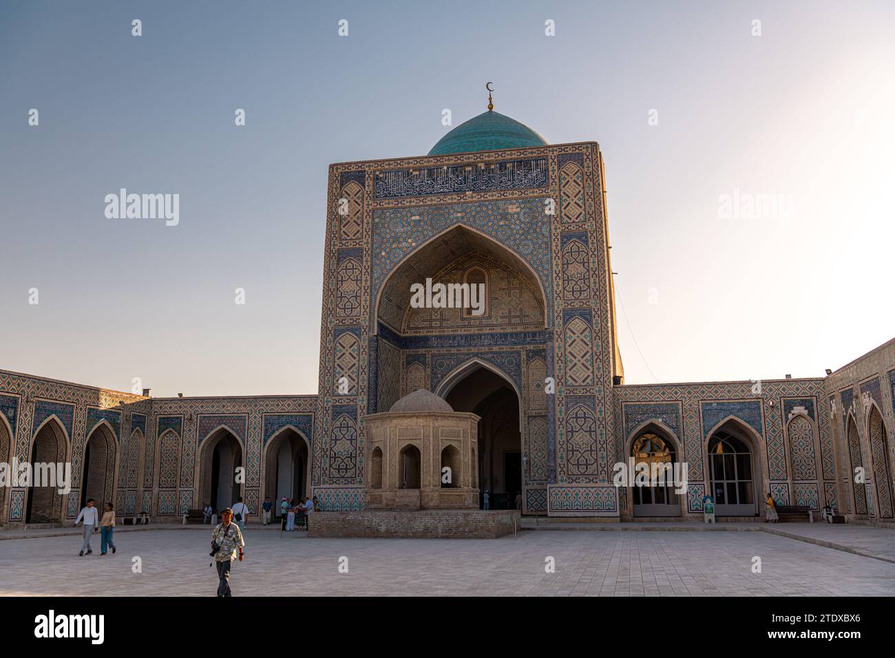 28. JUNI 2023, BUCHARA, USBEKISTAN: Blick auf mir i arabische Madrassa durch die alte hölzerne Tür, Buchara, Usbekistan Stockfoto