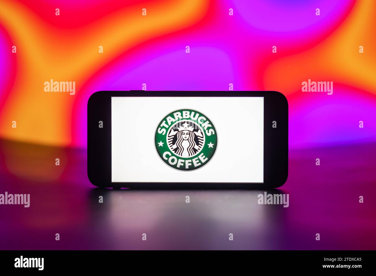 Indien. Dezember 2023. In dieser Abbildung wird das Starbucks Coffee Logo auf dem Bildschirm eines Mobiltelefons angezeigt. Quelle: SOPA Images Limited/Alamy Live News Stockfoto