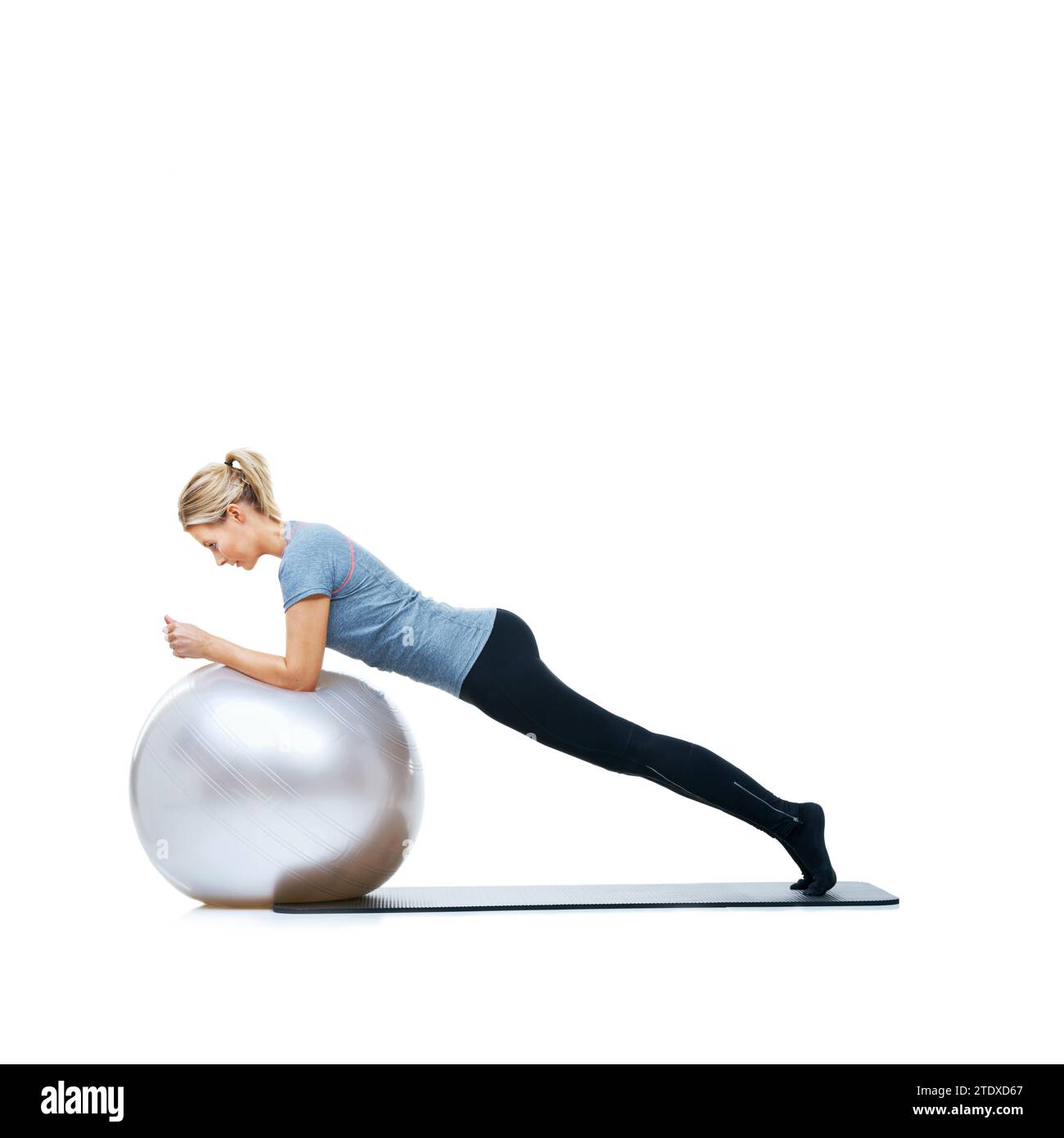 Frau, Ball oder Stretching im Studio für Workout, Wellness oder Mobilitätsübungen auf weißem Hintergrund. Beine, Trainingsgeräte oder Fitness für Sportler Stockfoto