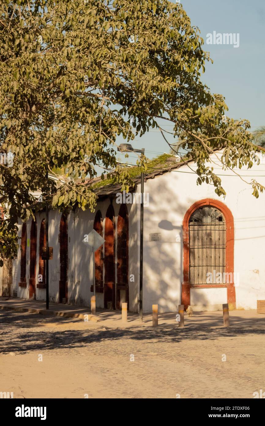 Traditioneller mexikanischer Charme in Nayarit, architektonische Schönheit mit anmutigen Bögen inmitten üppiger, tropischer Vegetation. Stockfoto