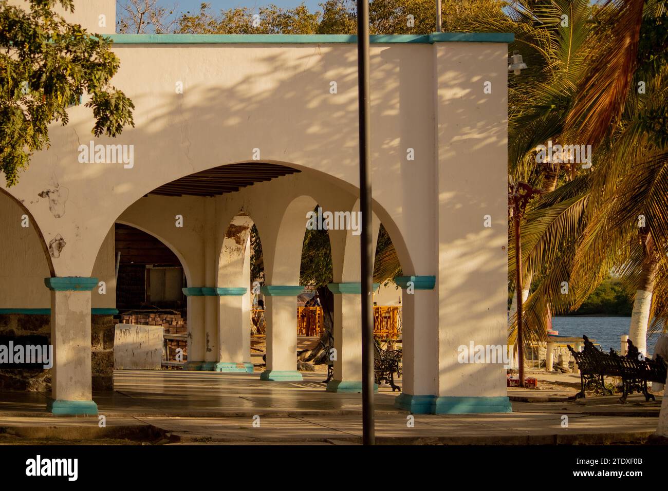 Traditioneller mexikanischer Charme in Nayarit, architektonische Schönheit mit anmutigen Bögen inmitten üppiger, tropischer Vegetation. Stockfoto