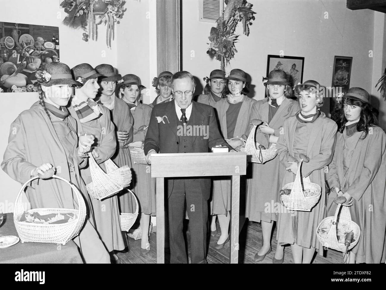 Vortrag von Blumenmädchen von Herrn van Sambeek, Ladenbesitzer am Oude Groenmarkt., Blumen und Blumenmädchen, Haarlem, Niederlande, 29-03-1984, Whizgle News from the Past, Tailored for the Future. Erkunden Sie historische Geschichten, das Image der niederländischen Agentur aus einer modernen Perspektive, die die Lücke zwischen den Ereignissen von gestern und den Erkenntnissen von morgen überbrückt. Eine zeitlose Reise, die die Geschichten prägt, die unsere Zukunft prägen. Stockfoto