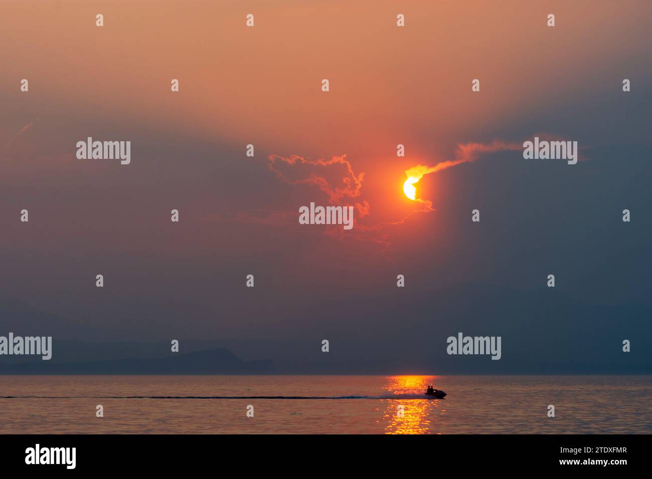 Lazise: Gardasee, Sonne bei Sonnenuntergang, Wassermotorräder (PWC, Wasserroller, Jetski oder Sea-doo) in Verona, Venetien, Italien Stockfoto