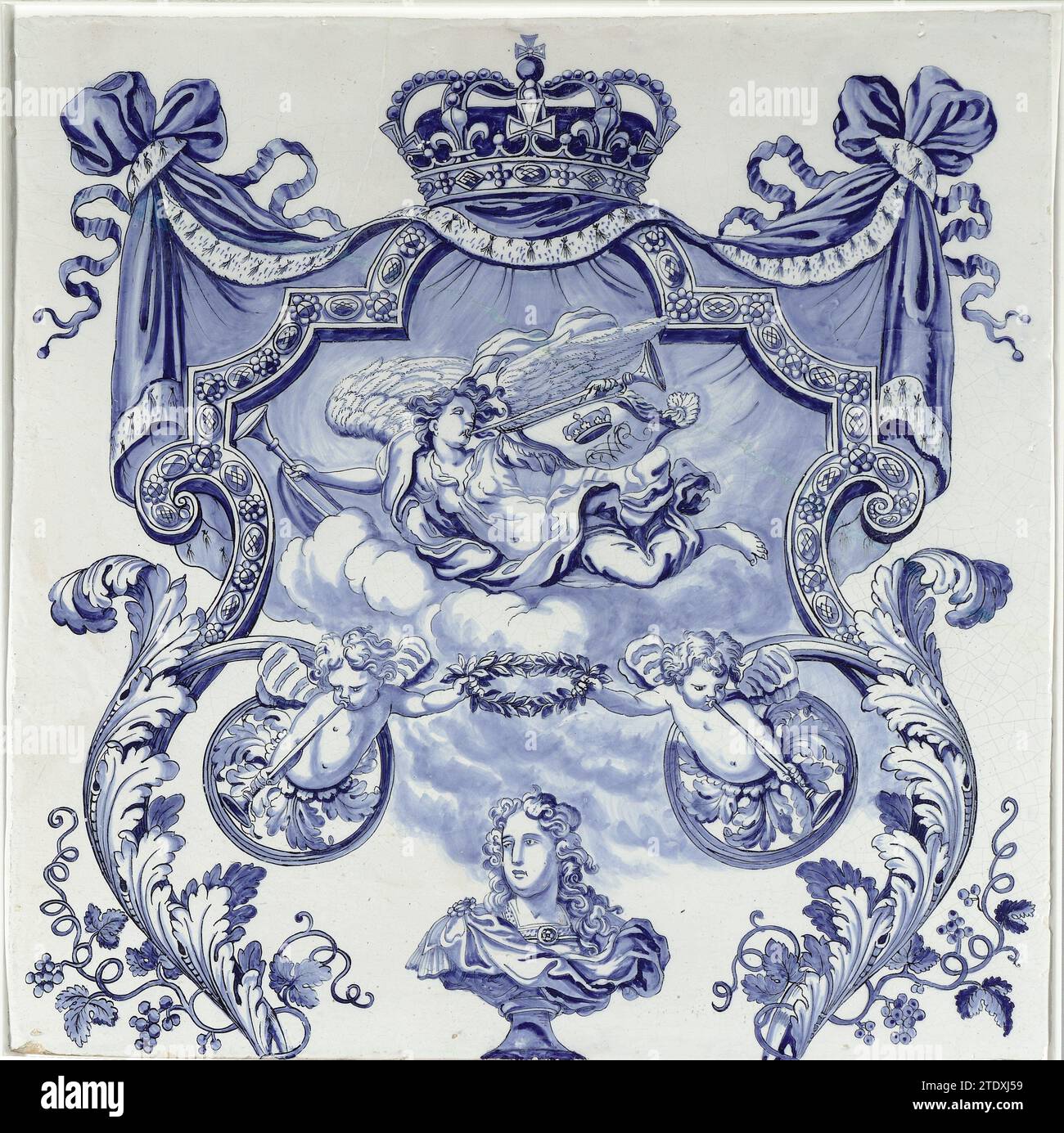 Zwei Tafeln aus einer Säule, de Grieksche A, nach Adrianus Kocx, ca. 1690 Fliesen mit blauer Darstellung mit einer Krone mit Hermelin, die auf dem halbrunden Teil eines symmetrischen Ornamentbandwerkes aufliegt. Unter der Krone schwingt eine trompetengeblasene weibliche Figur auf Wolken. Auf der Trompete befindet sich ein Standard mit dem gekrönten Spiegelmonogramm WR (Willem Rex). In der Mitte des unteren Randes eine Büste am Fuß von Wilhelm III. Mit Kopf nach rechts. Über ihm halten zwei trompetenstrahlende Engel, die aus Blattfellen kommen, einen Lorbeerkranz. Delfter Steingut. Zinnglasur Majolika Fliese mit blauem Represe Stockfoto