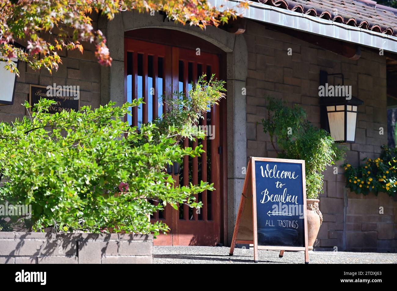 Rutherford, Kalifornien, USA. Das Äußere eines Begrüßungszentrums und Verkostungseinrichtungen im Beaulieu Vineyard im Napa Valley. Stockfoto