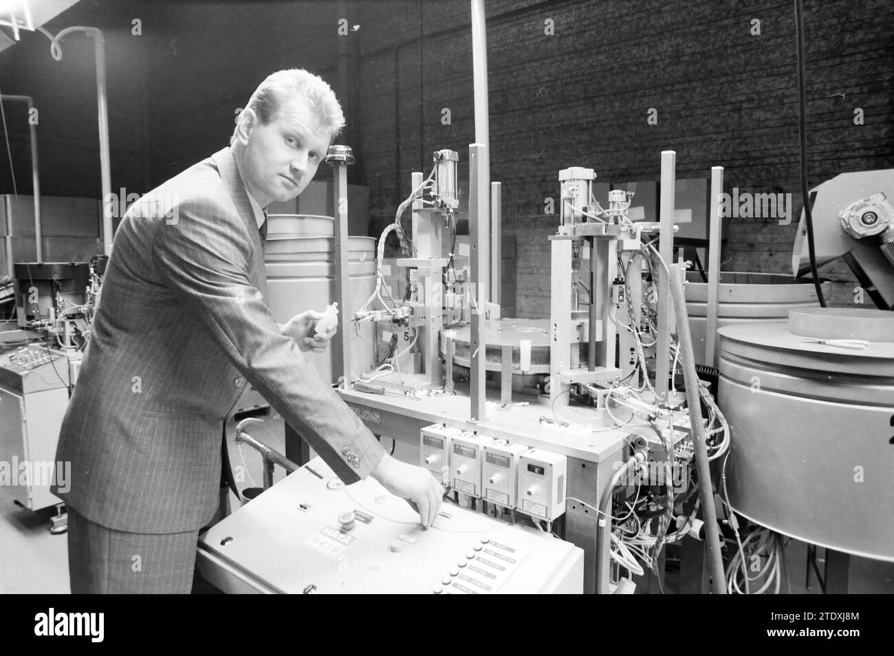 Herr Molenaar Airspray Beverwijk, Personengesellschaften, Beverwijk, Niederlande, 08-12-1987, Whizgle News aus der Vergangenheit, zugeschnitten auf die Zukunft. Erkunden Sie historische Geschichten, das Image der niederländischen Agentur aus einer modernen Perspektive, die die Lücke zwischen den Ereignissen von gestern und den Erkenntnissen von morgen überbrückt. Eine zeitlose Reise, die die Geschichten prägt, die unsere Zukunft prägen. Stockfoto