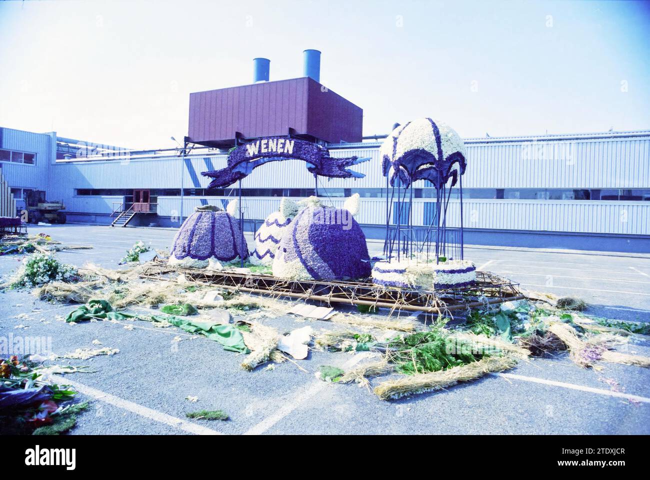 Waggons parkten auf einem Industriegebiet nach der Blumenparade, Haarlem, Niederlande, 23-04-1995, Whizgle News aus der Vergangenheit, zugeschnitten auf die Zukunft. Erkunden Sie historische Geschichten, das Image der niederländischen Agentur aus einer modernen Perspektive, die die Lücke zwischen den Ereignissen von gestern und den Erkenntnissen von morgen überbrückt. Eine zeitlose Reise, die die Geschichten prägt, die unsere Zukunft prägen. Stockfoto