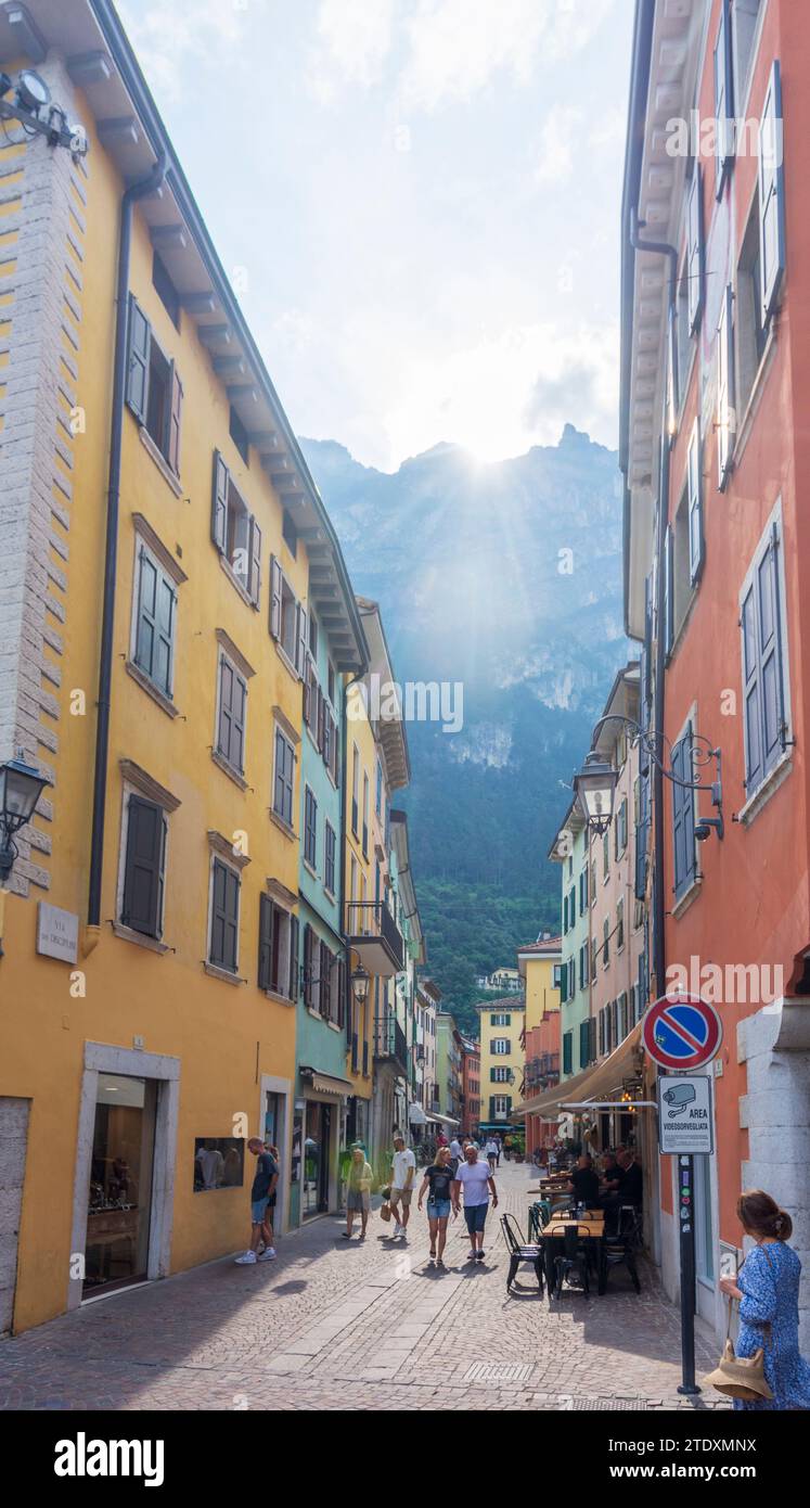 Riva del Garda: Altstadt, Berg Rocchetta im Trentino, Trentino-Südtirol, Italien Stockfoto