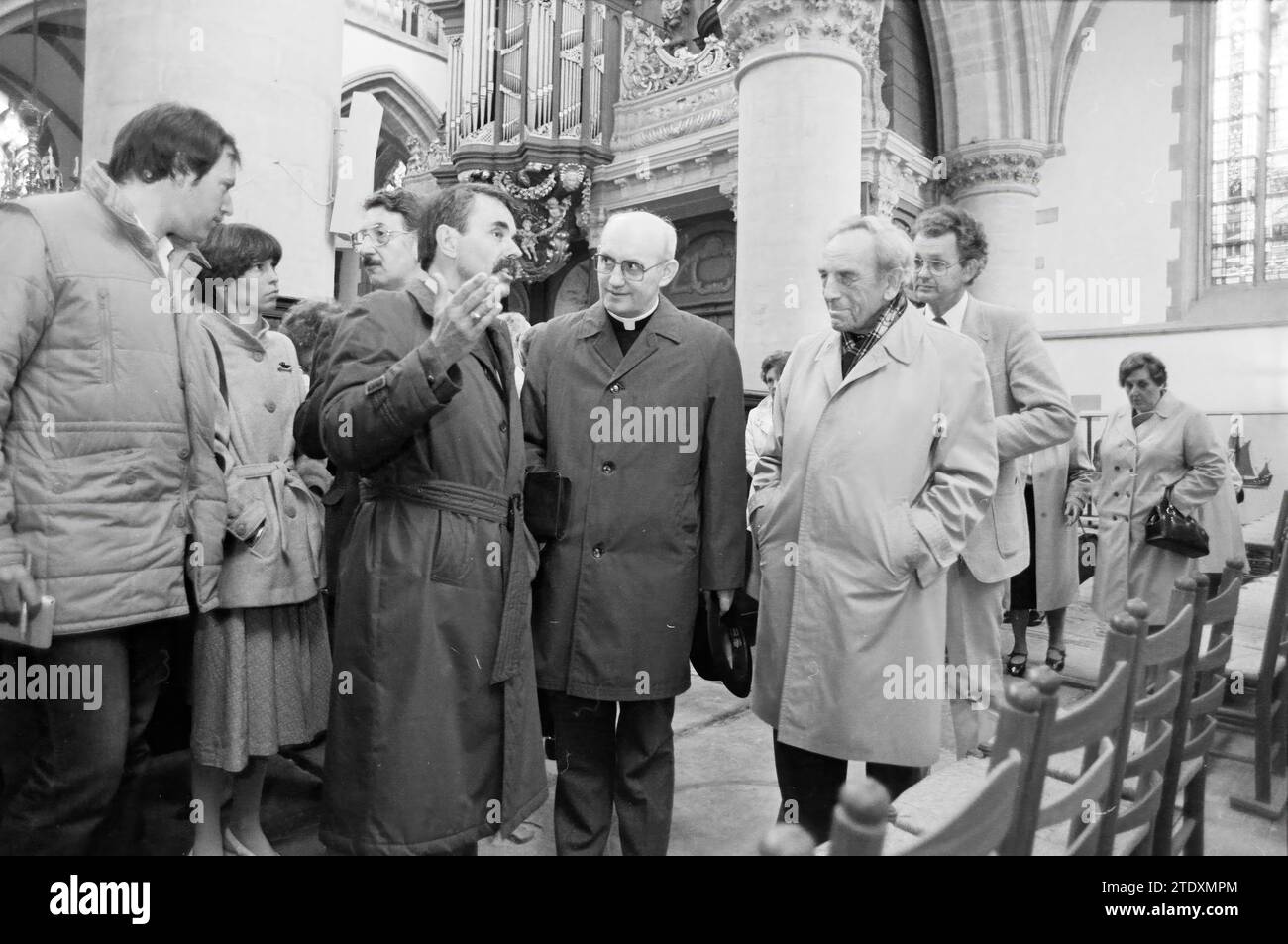 Bischof Bomers besucht St. Bavo, Kirchen, römisch-katholische Kirche, 20-05-1984, Whizgle News aus der Vergangenheit, zugeschnitten auf die Zukunft. Erkunden Sie historische Geschichten, das Image der niederländischen Agentur aus einer modernen Perspektive, die die Lücke zwischen den Ereignissen von gestern und den Erkenntnissen von morgen überbrückt. Eine zeitlose Reise, die die Geschichten prägt, die unsere Zukunft prägen. Stockfoto