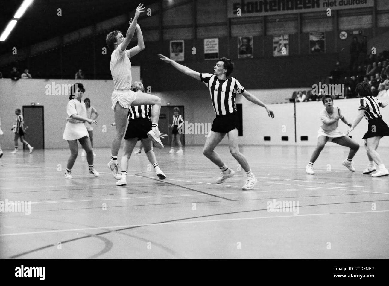 Watervliet - Oosterkwartier, Korfball, 01-03-1987, Whizgle News from the Past, Tailored for the Future. Erkunden Sie historische Geschichten, das Image der niederländischen Agentur aus einer modernen Perspektive, die die Lücke zwischen den Ereignissen von gestern und den Erkenntnissen von morgen überbrückt. Eine zeitlose Reise, die die Geschichten prägt, die unsere Zukunft prägen. Stockfoto