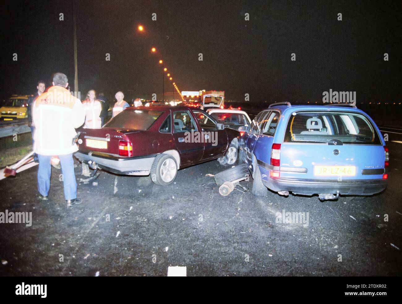Unfall auf der A4, Hoofddorp, Rijksweg A4, Niederlande, 27-10-1999, Whizgle News aus der Vergangenheit, zugeschnitten auf die Zukunft. Erkunden Sie historische Geschichten, das Image der niederländischen Agentur aus einer modernen Perspektive, die die Lücke zwischen den Ereignissen von gestern und den Erkenntnissen von morgen überbrückt. Eine zeitlose Reise, die die Geschichten prägt, die unsere Zukunft prägen. Stockfoto