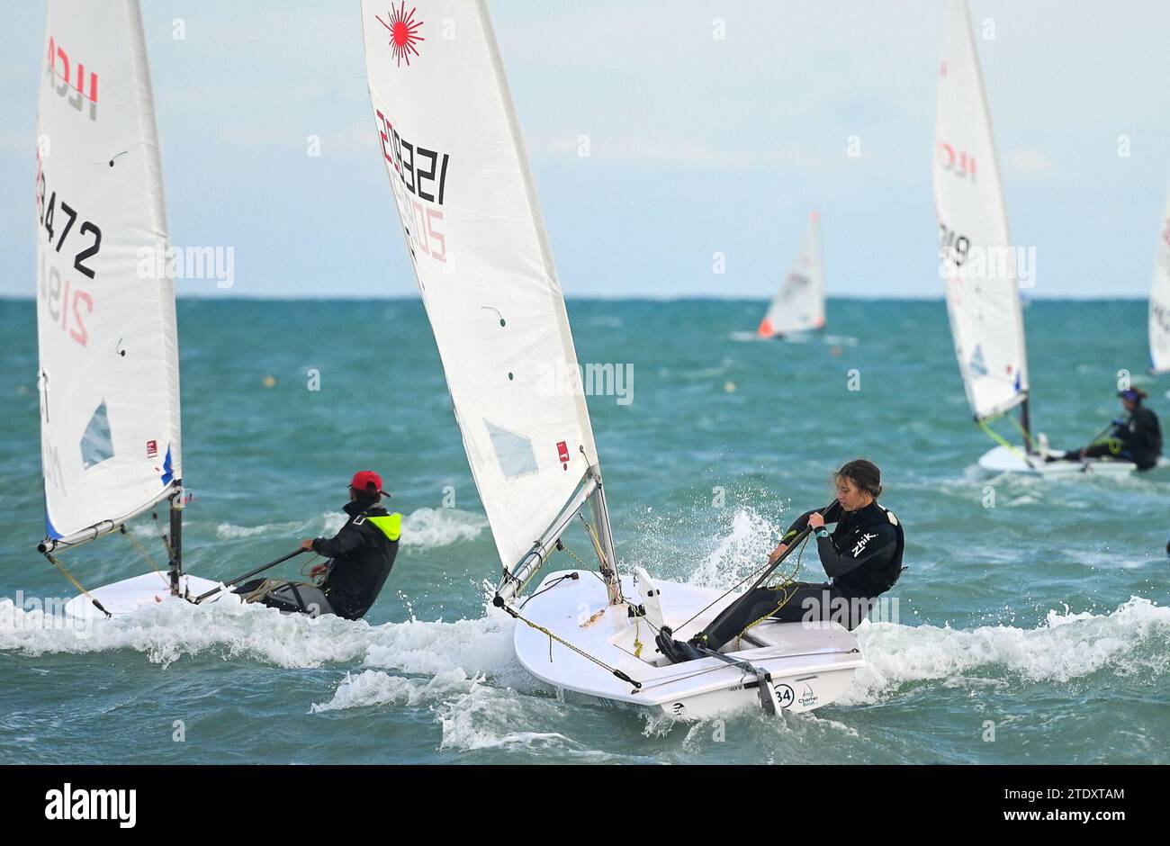 Mellieha, Malta. Dezember 2023. Die Teilnehmer nehmen am Segelrennen während der 23. Euromed International Championship in Mellieha Bay, Malta, am 19. Dezember 2023 Teil. Quelle: Jonathan Borg/Xinhua/Alamy Live News Stockfoto