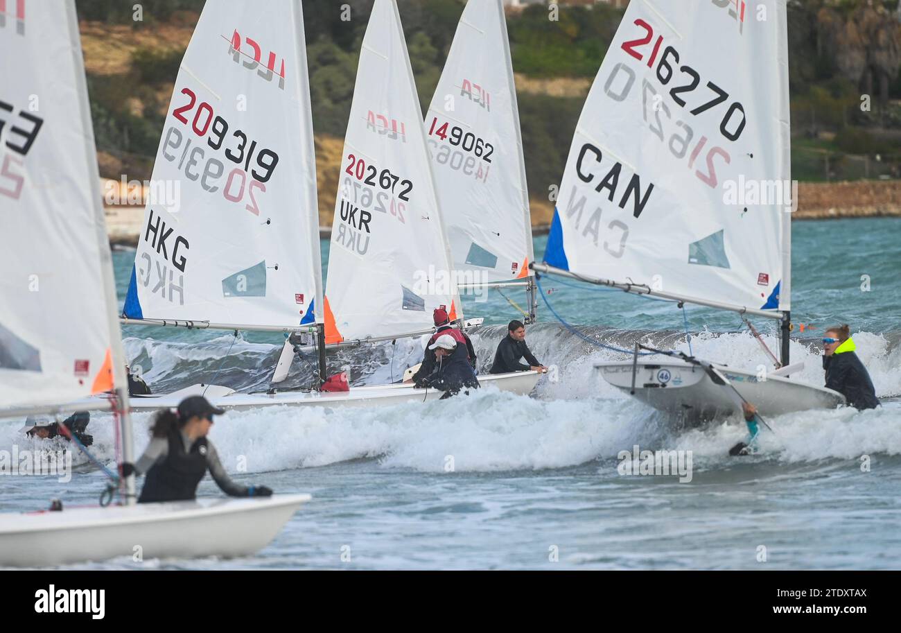 Mellieha, Malta. Dezember 2023. Die Teilnehmer nehmen am Segelrennen während der 23. Euromed International Championship in Mellieha Bay, Malta, am 19. Dezember 2023 Teil. Quelle: Jonathan Borg/Xinhua/Alamy Live News Stockfoto