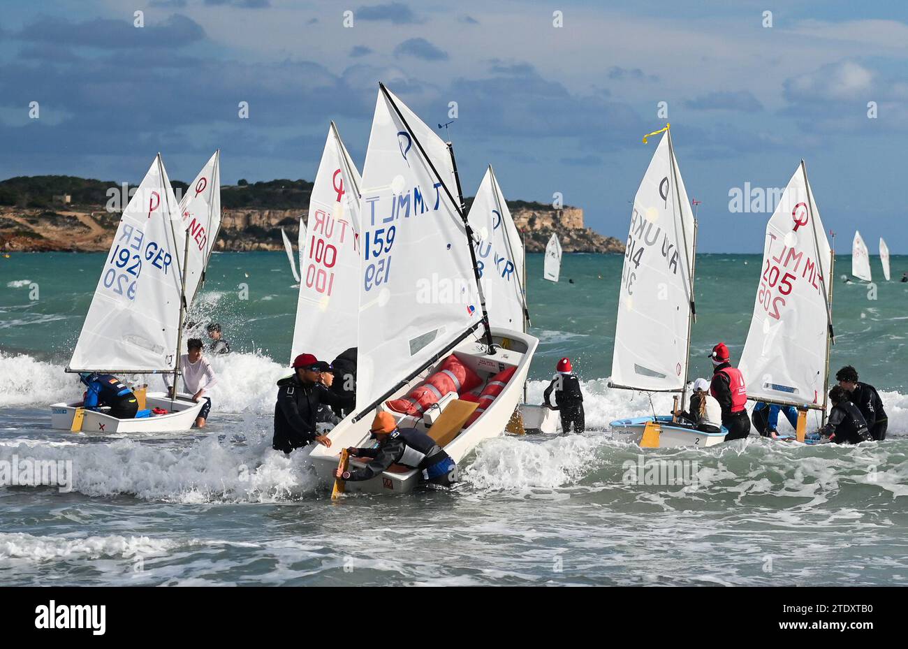 Mellieha, Malta. Dezember 2023. Die Teilnehmer nehmen am Segelrennen während der 23. Euromed International Championship in Mellieha Bay, Malta, am 19. Dezember 2023 Teil. Quelle: Jonathan Borg/Xinhua/Alamy Live News Stockfoto