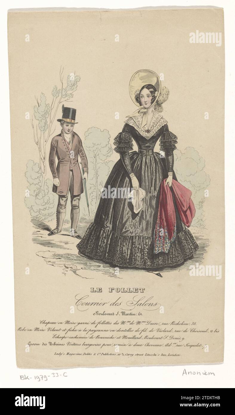 Modedruck einer Dame in einem schwarzen Kleid mit doppeltem weißen Spitzenkragen im Hintergrund ein Gentleman mit Hut und Bäumen, ca. 1840 - ca. 1850 MODEPRENT VAN EEN TAG IN EEN ZWARTE JURK TRAF DUBBELE WITTE KANTEN KRAAG. OP von Achtergrond een Heer bringt Hoge Hoed in Bomen. Tekst Onder de Print: The Follet Courier des Salons Boulevart S. Martin, 61. Hut in Moire garniert mit verrückten Minen. De Mme. Dasse, rue Richelieu, 38; Fliegende Moire-Kleid und verdammt der Bauer in Geigenfäden-Spitze, rue de Choiseuil, 2 bis; Barniche und Mouillard Hide-Age, Boulevard S. Denis, 9; Bräutigam der städtischen bürgerlichen Autos f Stockfoto