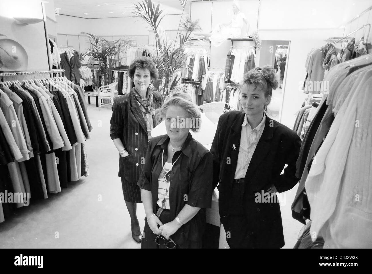 Fashion Richa Anegang., Fashion, Haarlem, Niederlande, 11-05-1989, Whizgle News aus der Vergangenheit, zugeschnitten auf die Zukunft. Erkunden Sie historische Geschichten, das Image der niederländischen Agentur aus einer modernen Perspektive, die die Lücke zwischen den Ereignissen von gestern und den Erkenntnissen von morgen überbrückt. Eine zeitlose Reise, die die Geschichten prägt, die unsere Zukunft prägen. Stockfoto