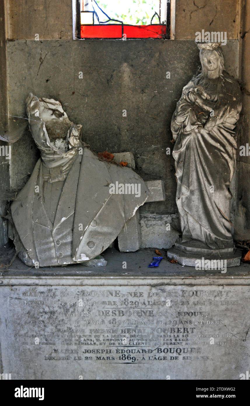 Eine staubbedeckte, gebrochene Büste und Skulptur befinden sich in einem Mausoleum auf dem historischen Pariser Friedhof Père Lachaise. Stockfoto