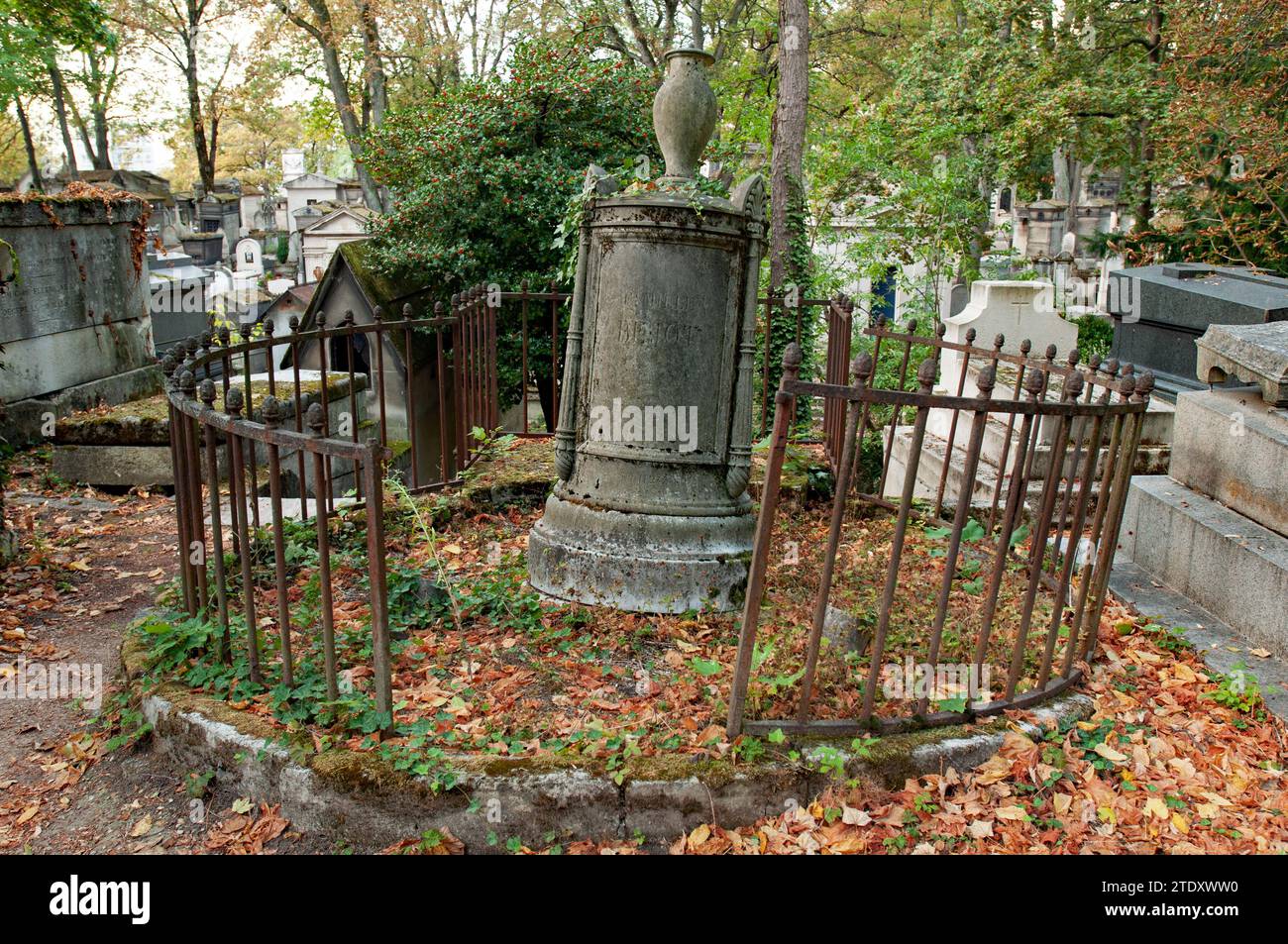 Eine Grabmarke aus Stein befindet sich in einem umzäunten Grabgebiet auf dem historischen Pariser Friedhof Père Lachaise. Stockfoto