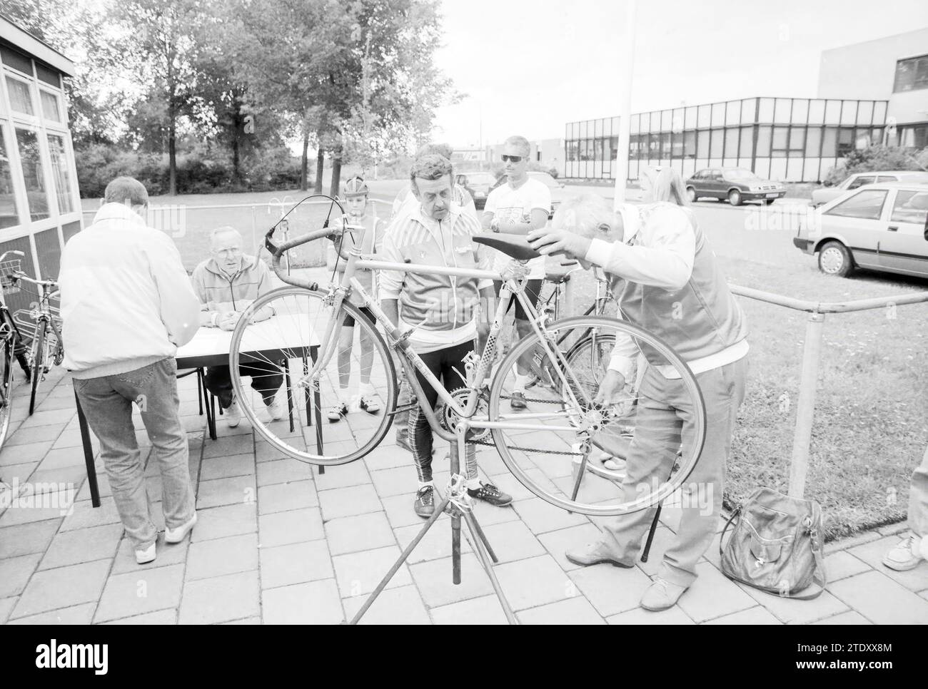 Fahrradinspektionsmücke rund Clubhaus excelsior, Muggeronde, 02-08-1989, Whizgle News from the Past, zugeschnitten auf die Zukunft. Erkunden Sie historische Geschichten, das Image der niederländischen Agentur aus einer modernen Perspektive, die die Lücke zwischen den Ereignissen von gestern und den Erkenntnissen von morgen überbrückt. Eine zeitlose Reise, die die Geschichten prägt, die unsere Zukunft prägen. Stockfoto