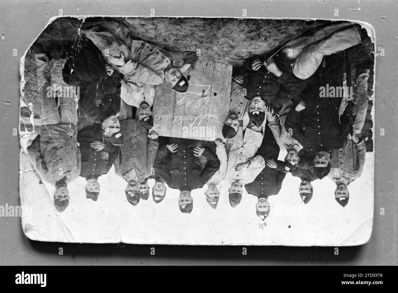 Gruppenfoto von Soldaten, 1914 wegen Mobilisierung, Whizgle News aus der Vergangenheit, zugeschnitten auf die Zukunft. Erkunden Sie historische Geschichten, das Image der niederländischen Agentur aus einer modernen Perspektive, die die Lücke zwischen den Ereignissen von gestern und den Erkenntnissen von morgen überbrückt. Eine zeitlose Reise, die die Geschichten prägt, die unsere Zukunft prägen. Stockfoto