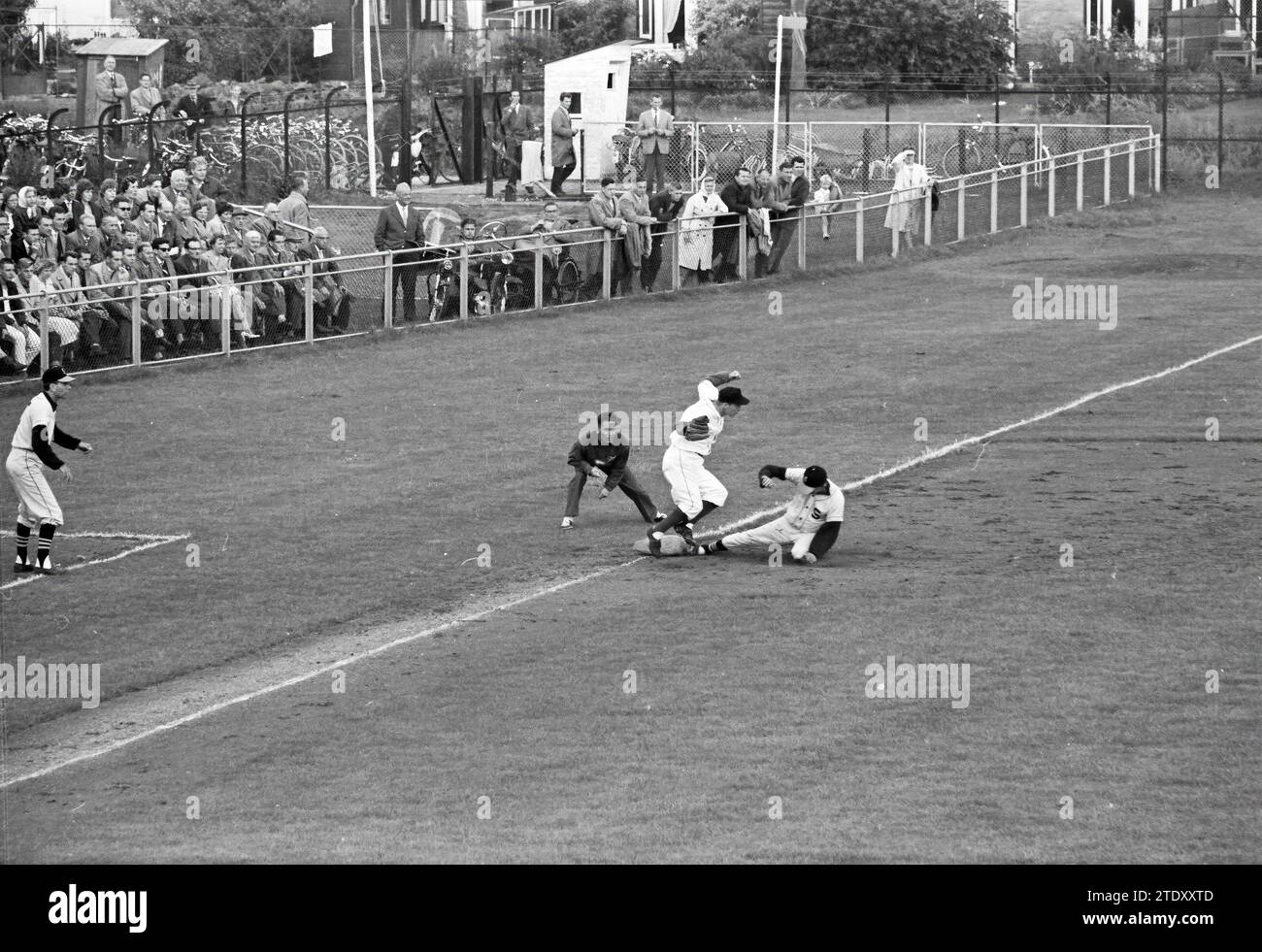 Baseball H.H.C. - W.V.H.E.D.W. (10-0), Haarlem, Niederlande, 14-08-1960, Whizgle News from the Past, Tailored for the Future. Erkunden Sie historische Geschichten, das Image der niederländischen Agentur aus einer modernen Perspektive, die die Lücke zwischen den Ereignissen von gestern und den Erkenntnissen von morgen überbrückt. Eine zeitlose Reise, die die Geschichten prägt, die unsere Zukunft prägen. Stockfoto