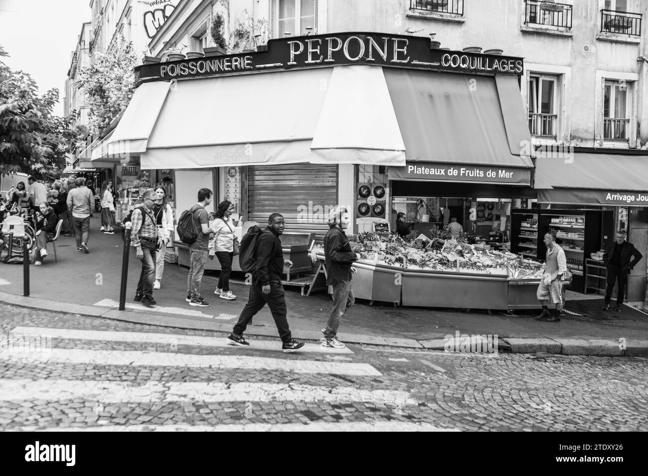 Fischrestaurant an der Ecke Rue des Abbesses und Rue Lepics, Paris, Frankreich Stockfoto
