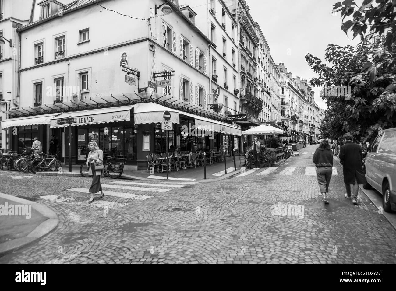 Café und Restaurant im Freien in der Rue des Abbesses, Paris, Frankreich Stockfoto