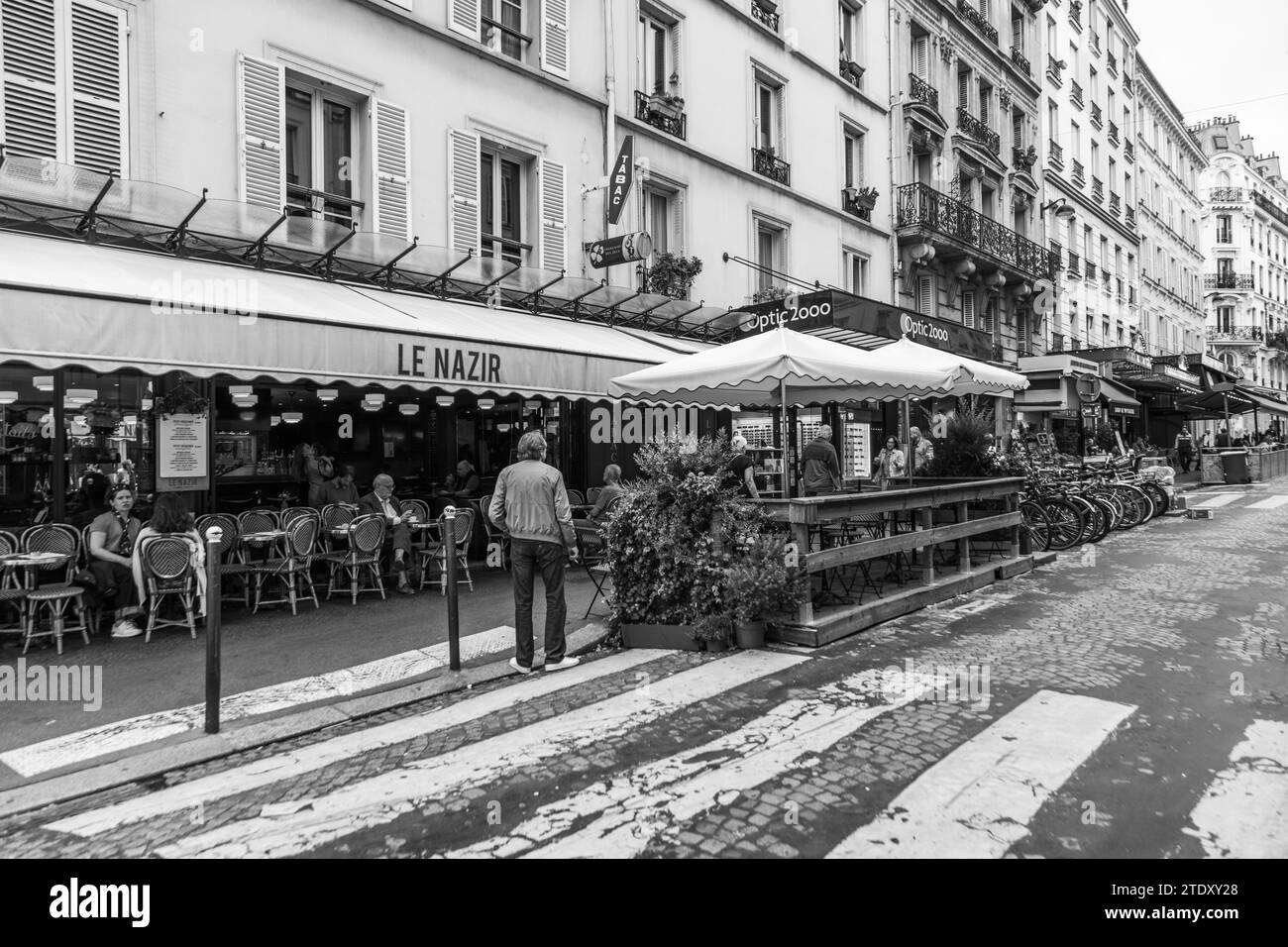 Café und Restaurant im Freien in der Rue des Abbesses, Paris, Frankreich Stockfoto