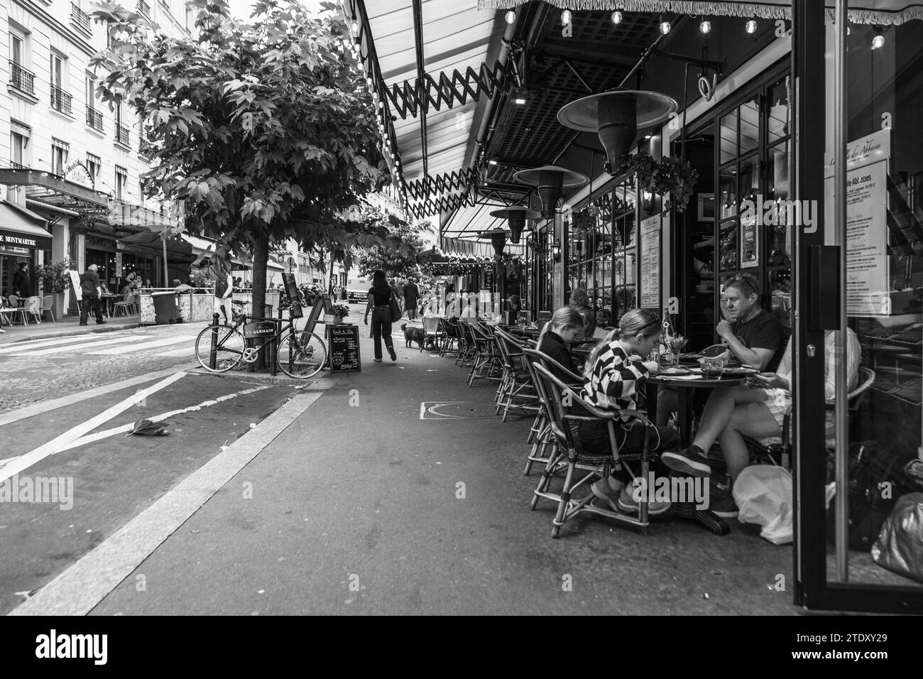 Café und Restaurants im Freien in der Rue des Abbesses, Paris, Frankreich Stockfoto