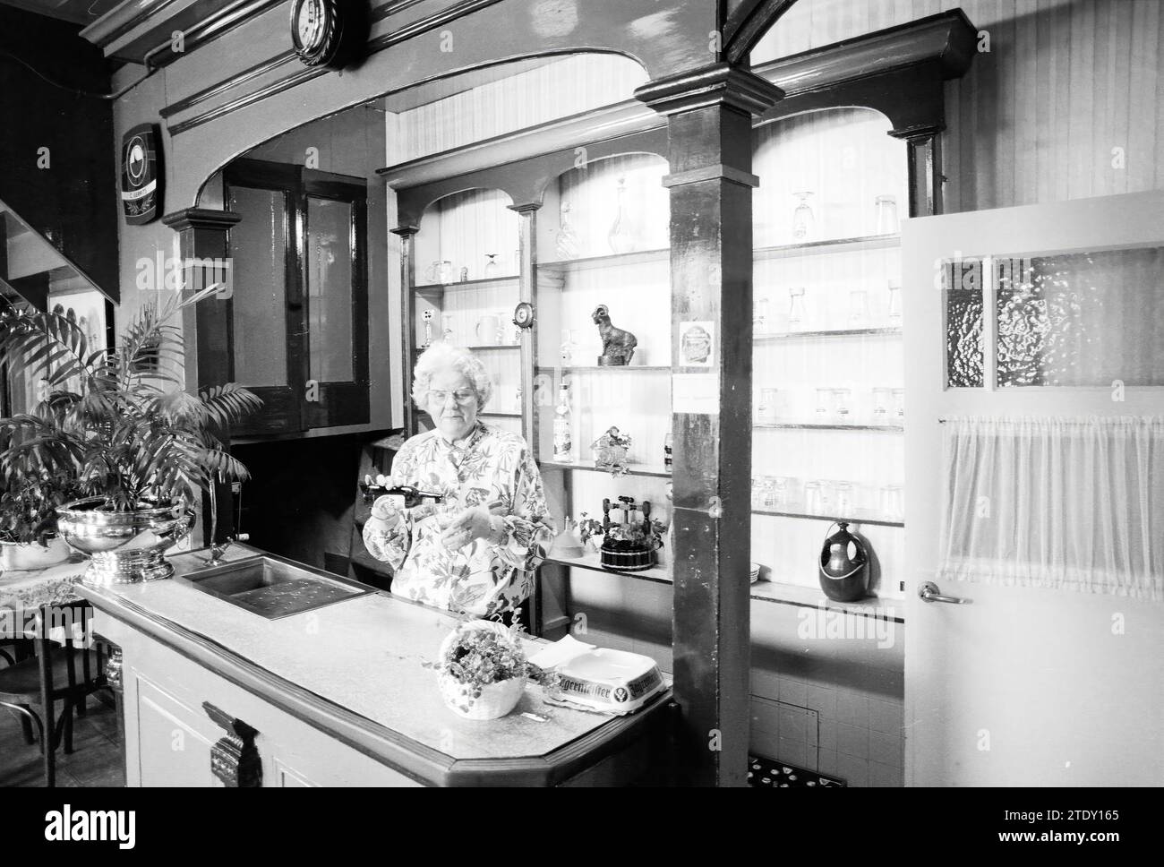 Femke Gerritse, Pub, Driehuis, Driehuis, 24-09-1992, Whizgle News aus der Vergangenheit, zugeschnitten auf die Zukunft. Erkunden Sie historische Geschichten, das Image der niederländischen Agentur aus einer modernen Perspektive, die die Lücke zwischen den Ereignissen von gestern und den Erkenntnissen von morgen überbrückt. Eine zeitlose Reise, die die Geschichten prägt, die unsere Zukunft prägen. Stockfoto