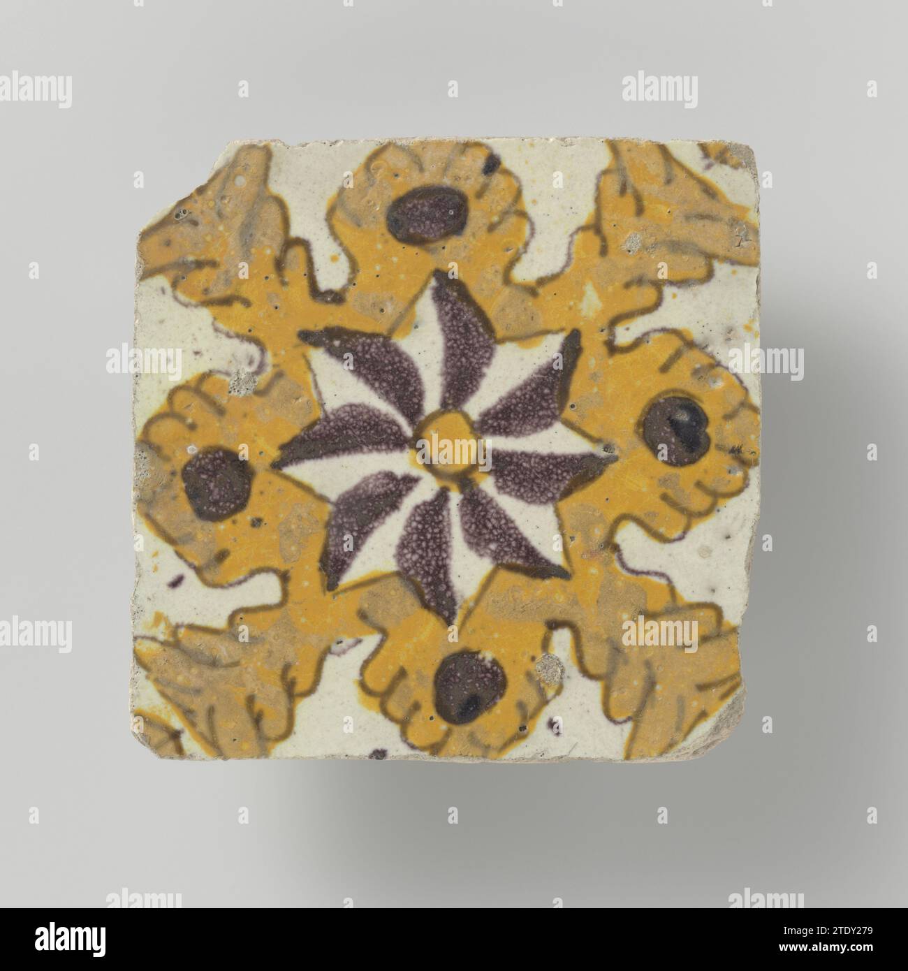 Fliese, anonym, 1600 - 1800 Fliese, gelb lackiert, Mangan. Lobbetrosette, in der ein achtzackiger Stern steht. In den Ecken eines Viertels riesiger Ecken, verbunden mit der Rosette durch eine dünne Linie. Tunesien (möglich) Marokko (möglich) Steingut. Zinnfliesen, gelb lackiert, Mangan. Lobbetrosette, in der ein achtzackiger Stern steht. In den Ecken eines Viertels riesiger Ecken, verbunden mit der Rosette durch eine dünne Linie. Tunesien (möglich) Marokko (möglich) Steingut. Zinnglasur Stockfoto