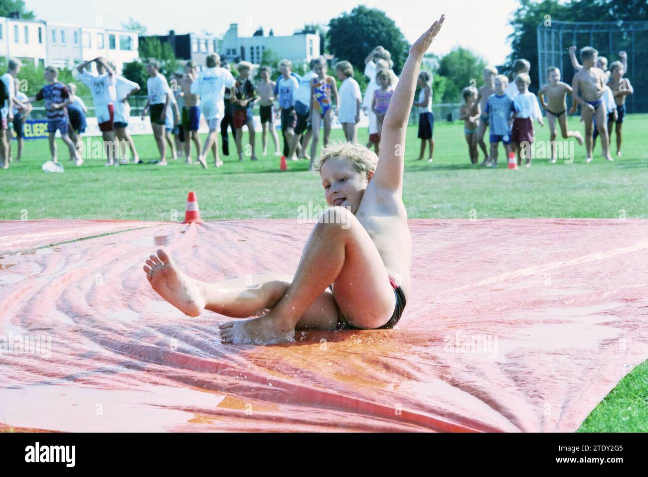 Folien üben, Kinheim Youth, 18-08-1998, Whizgle News aus der Vergangenheit, zugeschnitten auf die Zukunft. Erkunden Sie historische Geschichten, das Image der niederländischen Agentur aus einer modernen Perspektive, die die Lücke zwischen den Ereignissen von gestern und den Erkenntnissen von morgen überbrückt. Eine zeitlose Reise, die die Geschichten prägt, die unsere Zukunft prägen. Stockfoto