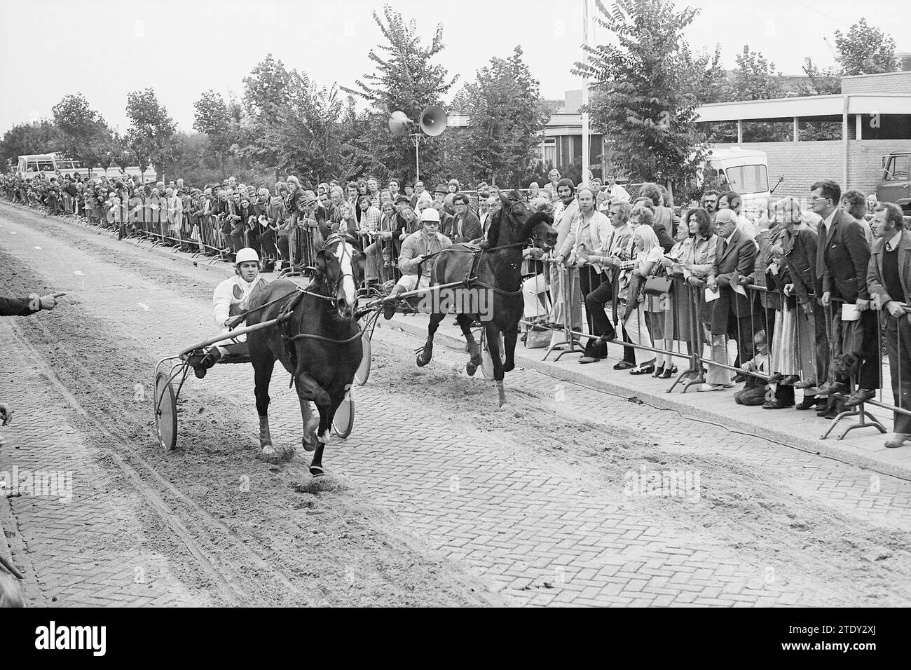Folk Festivals Hillegom, Festival, Festivitäten und Manifestationen, 18-09-1973, Whizgle News from the Past, maßgeschneidert für die Zukunft. Erkunden Sie historische Geschichten, das Image der niederländischen Agentur aus einer modernen Perspektive, die die Lücke zwischen den Ereignissen von gestern und den Erkenntnissen von morgen überbrückt. Eine zeitlose Reise, die die Geschichten prägt, die unsere Zukunft prägen. Stockfoto