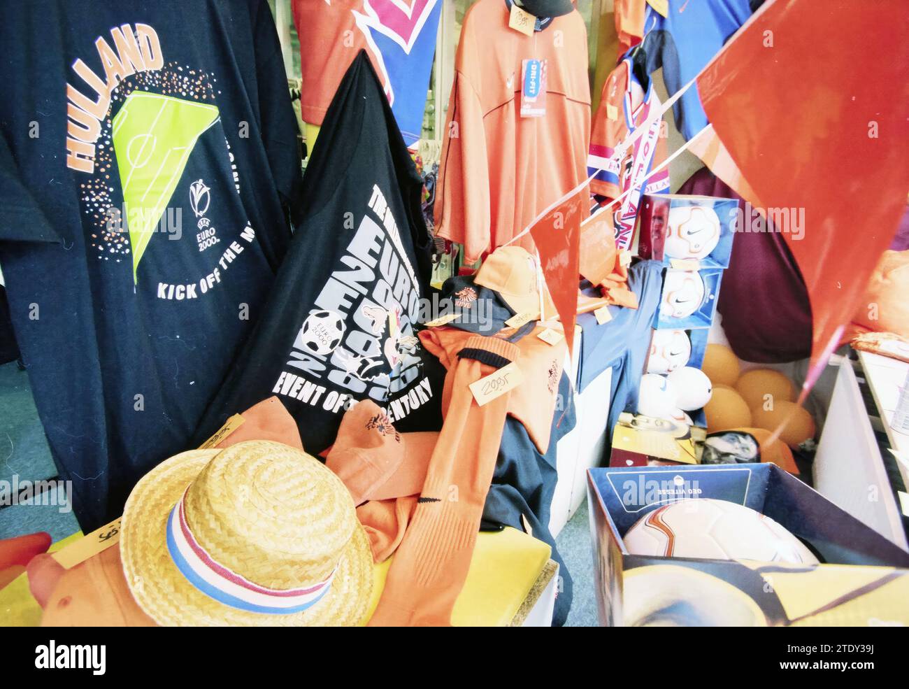 Martin's Fanshop, IJmuiden [Fanshop Martin], IJmuiden, Niederlande, 12-06-2000, Whizgle News aus der Vergangenheit, zugeschnitten auf die Zukunft. Erkunden Sie historische Geschichten, das Image der niederländischen Agentur aus einer modernen Perspektive, die die Lücke zwischen den Ereignissen von gestern und den Erkenntnissen von morgen überbrückt. Eine zeitlose Reise, die die Geschichten prägt, die unsere Zukunft prägen. Stockfoto