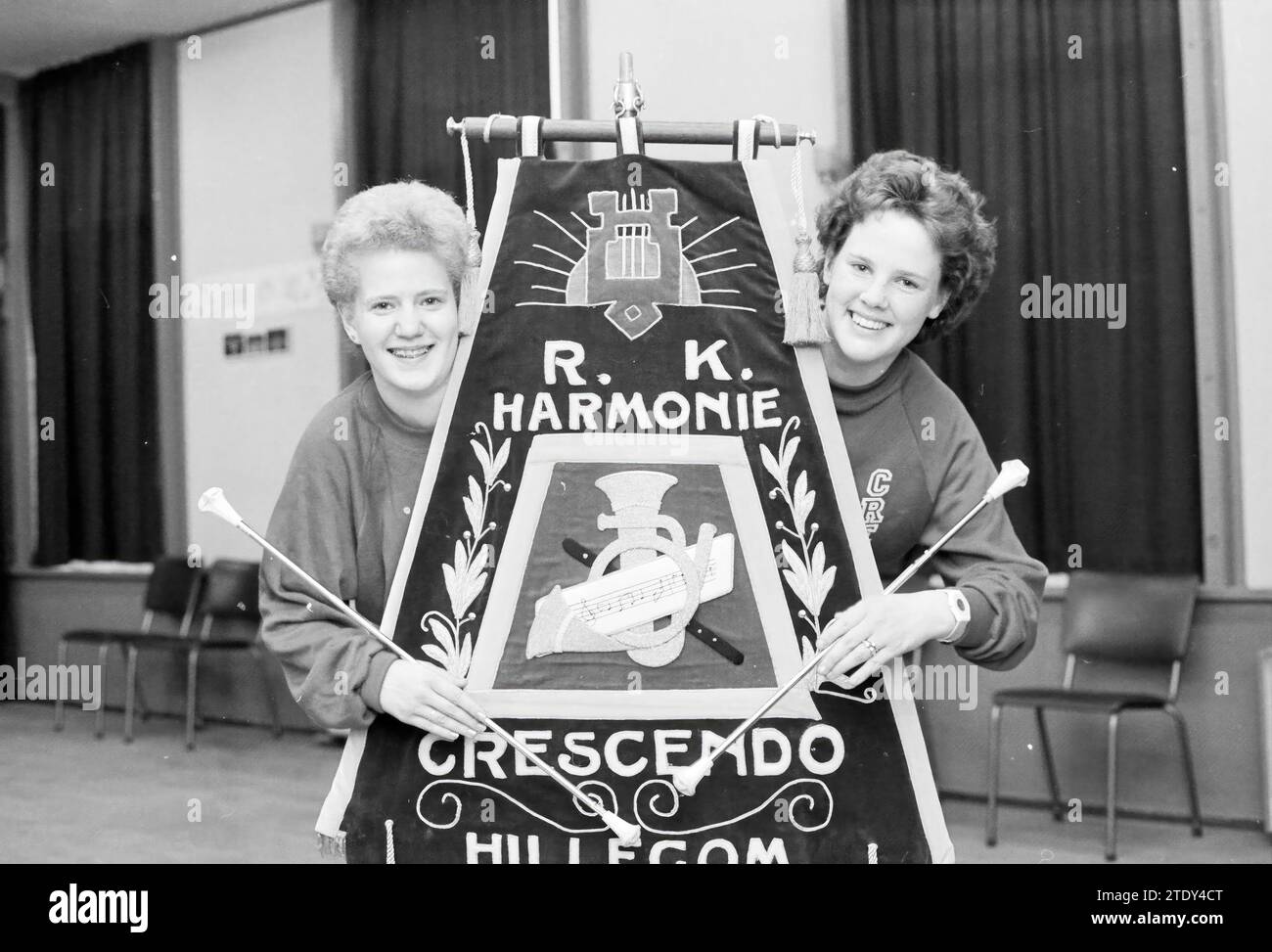 2 Majorette-Musikband Crescendo, Music, People, 19-04-1988, Whizgle News from the Past, Tailored for the Future. Erkunden Sie historische Geschichten, das Image der niederländischen Agentur aus einer modernen Perspektive, die die Lücke zwischen den Ereignissen von gestern und den Erkenntnissen von morgen überbrückt. Eine zeitlose Reise, die die Geschichten prägt, die unsere Zukunft prägen. Stockfoto