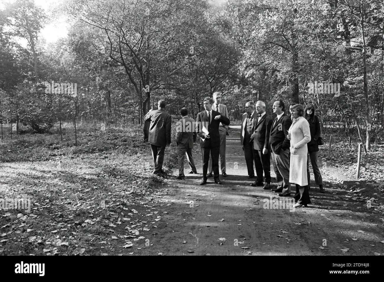 Besuch des ratsausschusses im Hout, Besuche, 15-10-1970, Whizgle News aus der Vergangenheit, zugeschnitten auf die Zukunft. Erkunden Sie historische Geschichten, das Image der niederländischen Agentur aus einer modernen Perspektive, die die Lücke zwischen den Ereignissen von gestern und den Erkenntnissen von morgen überbrückt. Eine zeitlose Reise, die die Geschichten prägt, die unsere Zukunft prägen. Stockfoto