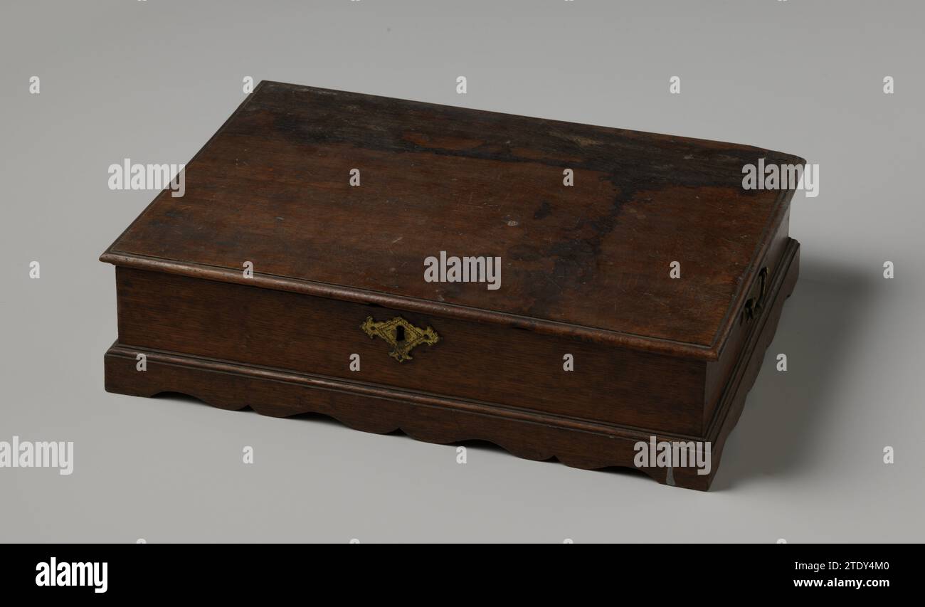 Holzkiste, ca. 1760, bestehend aus 29 Bildern von Zauberlaternen in Holzrahmen mit (fünf) runden Glasplatten für Zauberlaterne. Holz (pflanzliches Material). Kupferlegierung, die zu 29 Bildern von Magic Laterne gehört, in Holzrahmen mit (fünf) runden Glasplatten, die für Magic Laterne verwendet werden. Holz (pflanzliches Material). Kupferlegierung Stockfoto