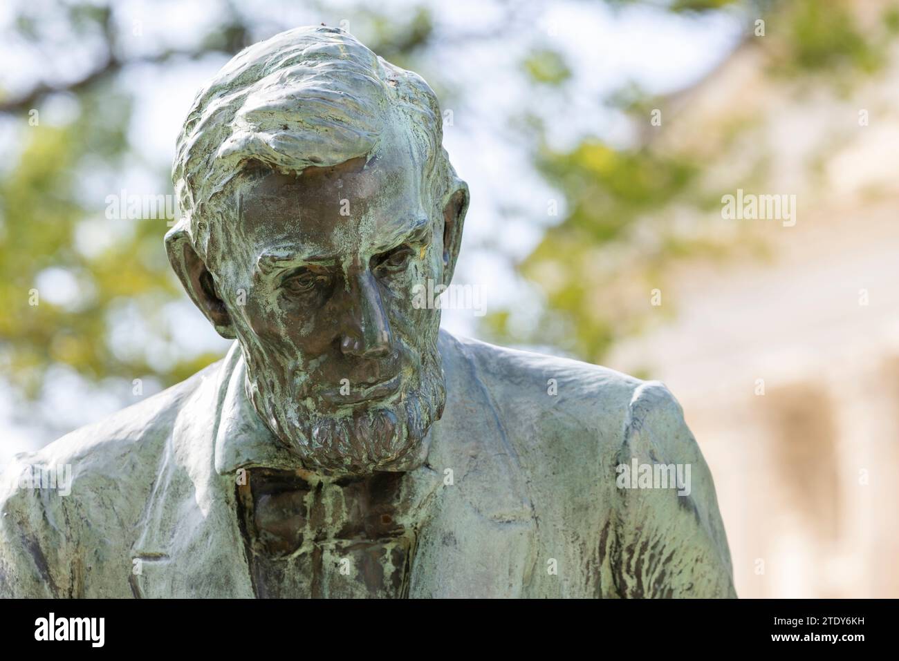 Topeka, Kansas, USA - 17. Juni 2023: Nachmittagslicht auf eine öffentliche Kupferstatue von Abraham Lincoln vor dem Kapitol von Kansas. Stockfoto