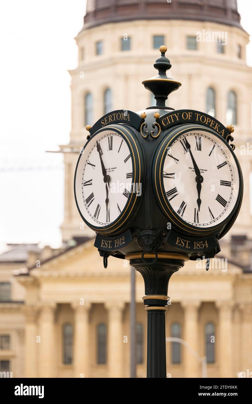 Topeka, Kansas, USA - 17. Juni 2023: Nachmittagslicht leuchtet auf einem historischen Uhrenturm in der Innenstadt von Topeka. Stockfoto