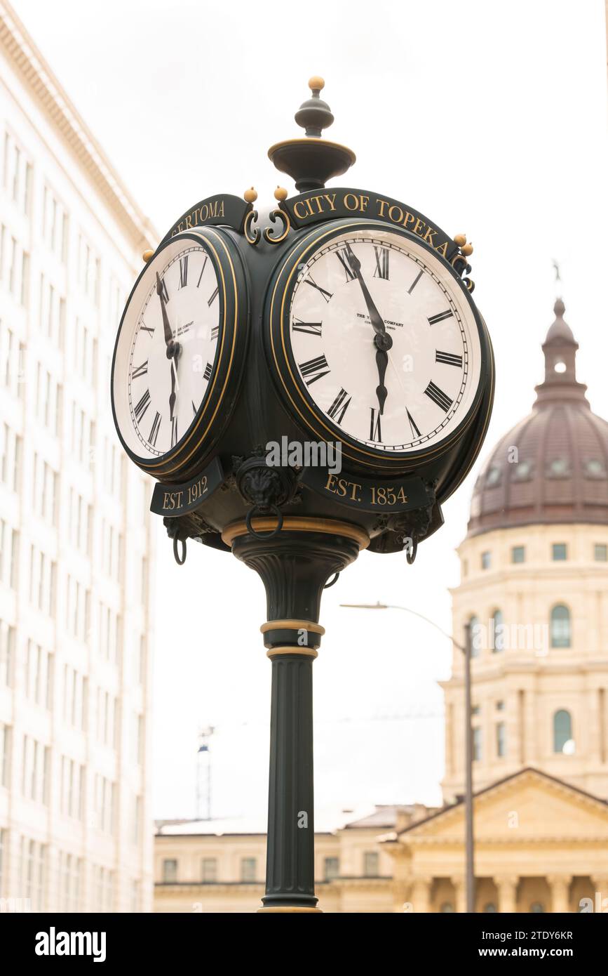 Topeka, Kansas, USA - 17. Juni 2023: Nachmittagslicht leuchtet auf einem historischen Uhrenturm in der Innenstadt von Topeka. Stockfoto