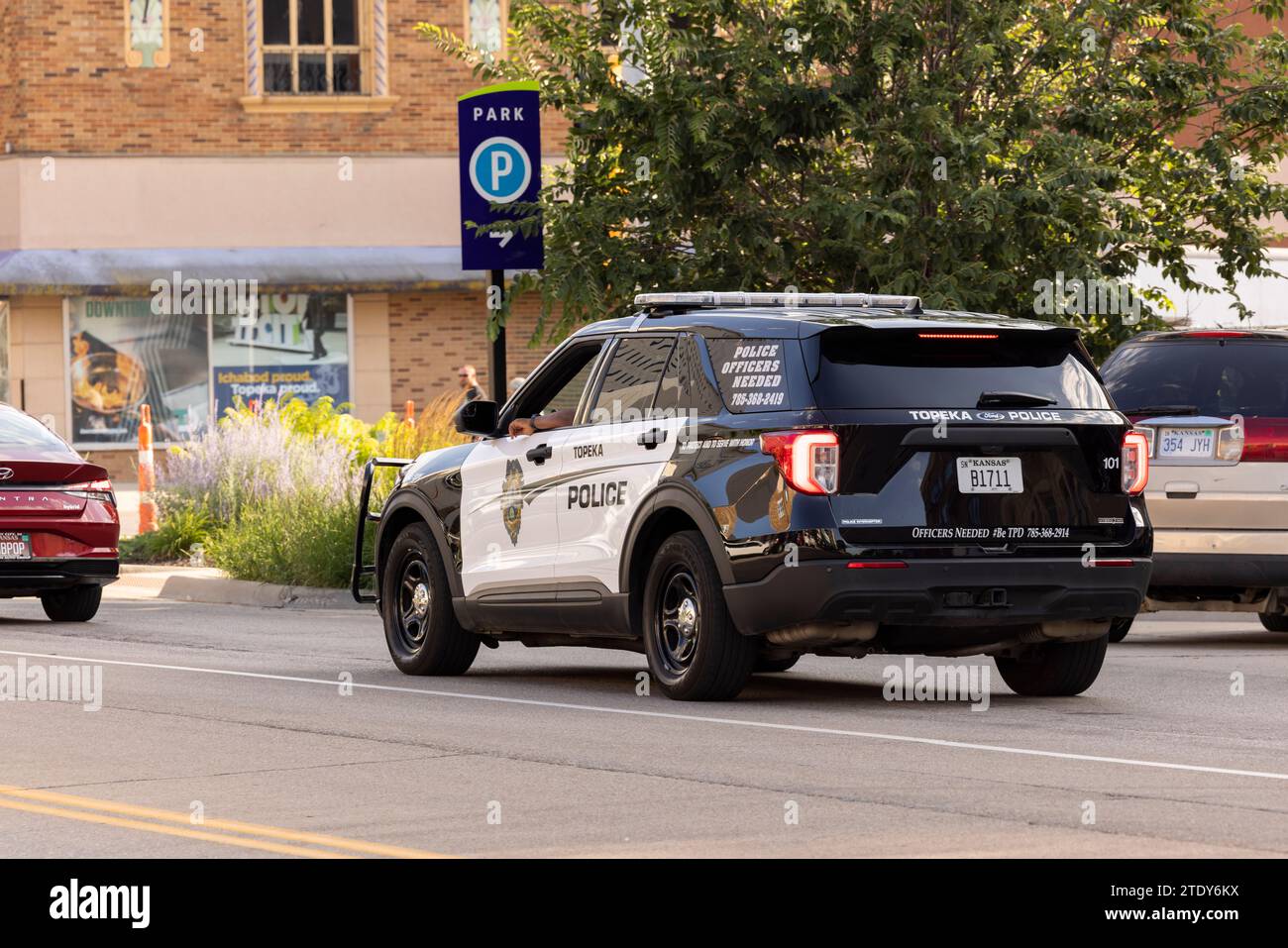 Topeka, Kansas, USA – 17. Juni 2023: Nachmittagslicht auf einem Kreuzfahrtwagen des Polizeiamtes von Topeka. Stockfoto