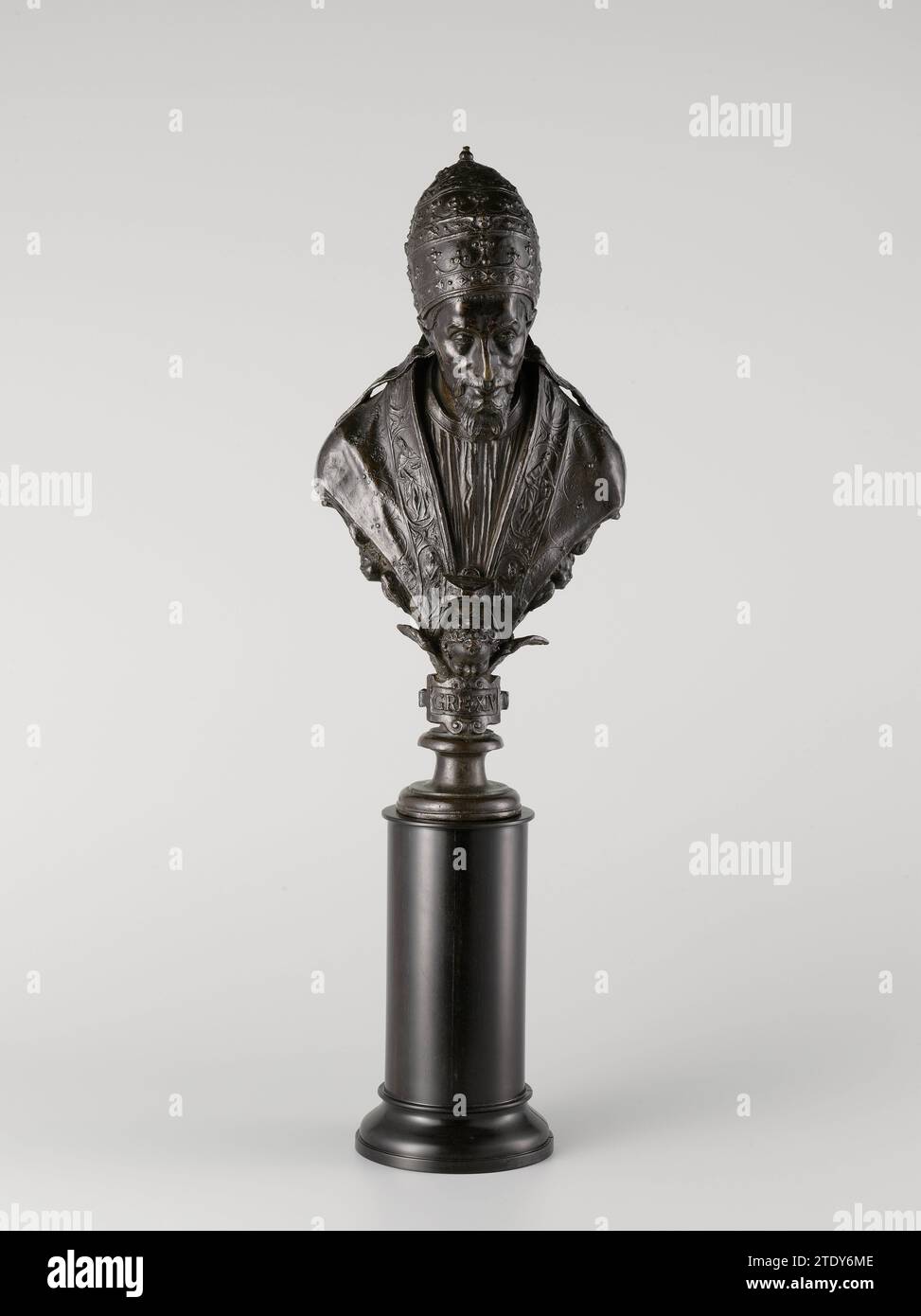 Büste von Papst Gregor XIV., Sebastiano Torrigiani (zugeschrieben), 1590–1591 Papst Gregorius XIV. Trägt einen Bart und ist voll verziert, mit Diadem und Chorhaube dargestellt. Die Statue ist unter den Schultern geschnitten, läuft nach unten und verwandelt sich in einen Cherub mit ausgebreiteten Flügeln, der auf einer Kartusche mit Inschrift, einschließlich eines profilierten Sockels, aufliegt. Auf den schmalen Seitenflächen ein Cherub mit zwei Flügelpaaren; auf der Kartusche die Inschrift: GRE-XIV Bänder hängen über den Schultern von der Tiara. Über die Albe de Chor Hood, zusammengehalten von einer Agrafe, mit aurifrisiae, auf der dargestellt wird Stockfoto