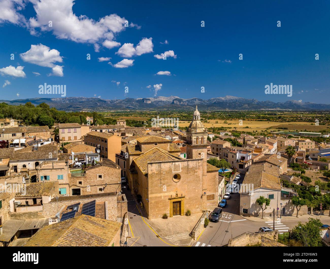 Aus der Vogelperspektive auf die Stadt Santa Eugènia. Im Hintergrund die Serra de Tramuntana (Mallorca, Balearen, Spanien) Stockfoto