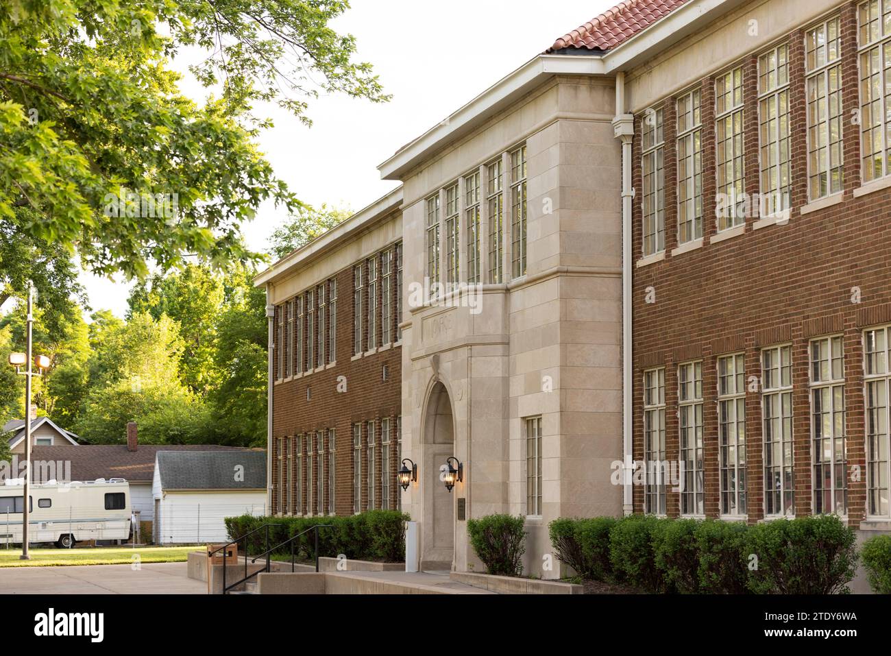 Topeka, Kansas, USA – 17. Juni 2023: Die Nachmittagssonne scheint auf die Schule im Mittelpunkt der Rechtsentscheidung von Brown gegen Board of Education, die educ beendete Stockfoto