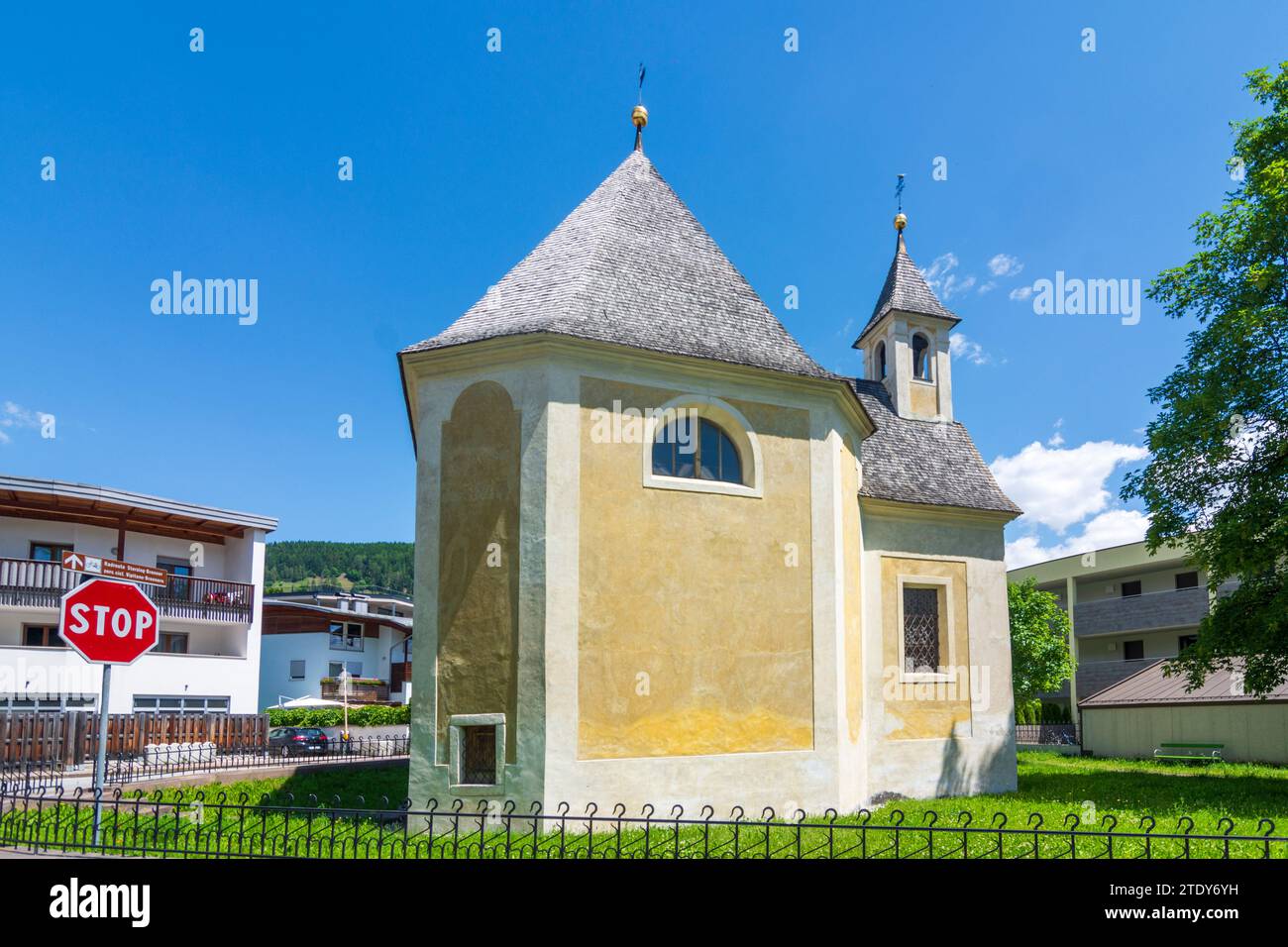 Sterzing (Vipiteno): St. Salvatorkirche in Südtirol, Trentino-Südtirol, Italien Stockfoto