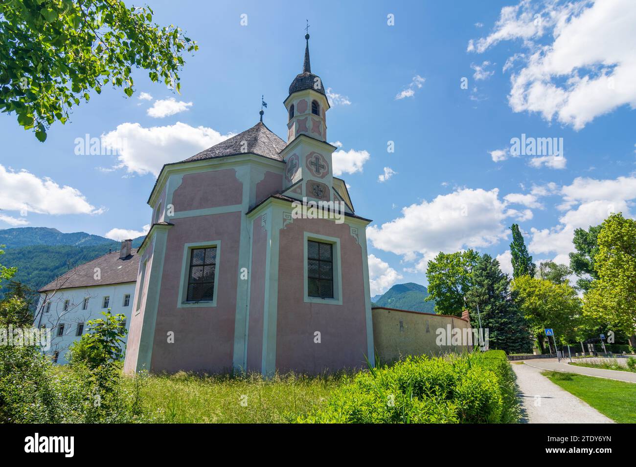 Sterzing (Vipiteno): Ehemaliges Mitglied des Deutschen Ordens. Im Vordergrund steht St. Elisabethkirche. Heute Multscher Museum. In Südtirol, Trentino- Stockfoto