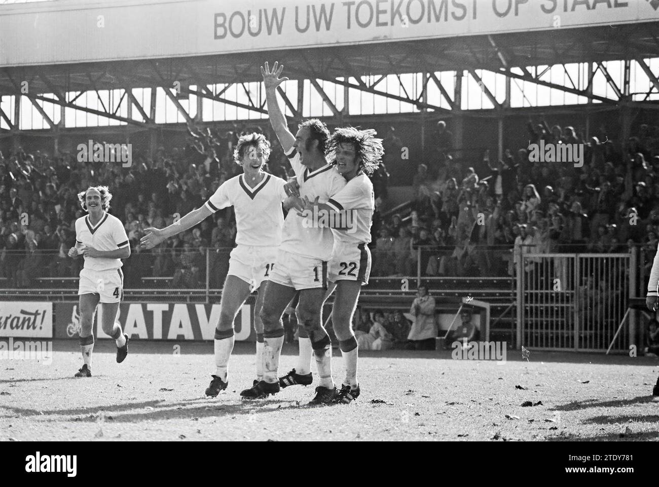 FC Telstar - MVV (2-0), Football Telstar, 13-10-1974, Whizgle News from the Past, maßgeschneidert für die Zukunft. Erkunden Sie historische Geschichten, das Image der niederländischen Agentur aus einer modernen Perspektive, die die Lücke zwischen den Ereignissen von gestern und den Erkenntnissen von morgen überbrückt. Eine zeitlose Reise, die die Geschichten prägt, die unsere Zukunft prägen. Stockfoto