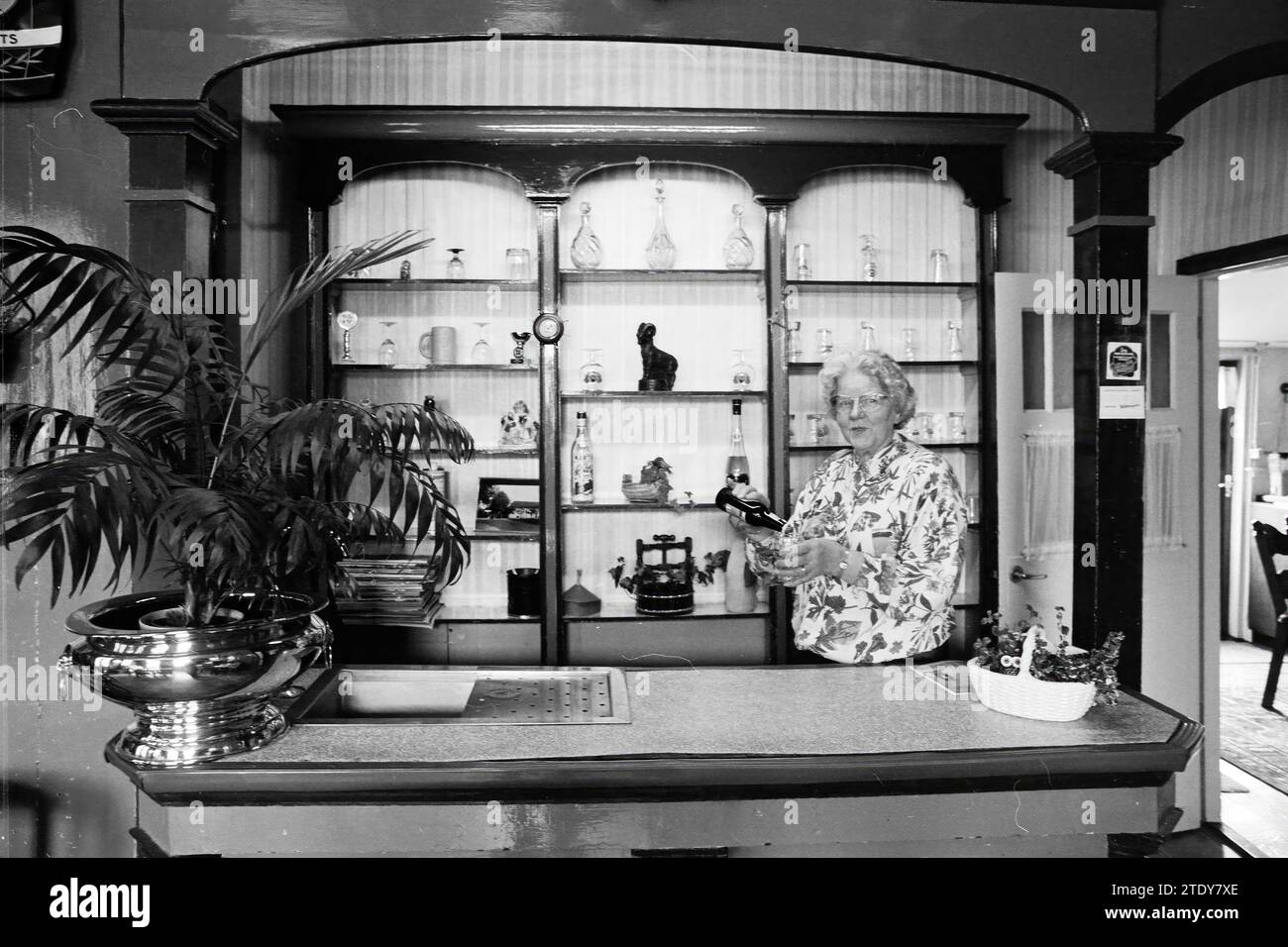 Femke Gerritse, Pub, Driehuis, Driehuis, 24-09-1992, Whizgle News aus der Vergangenheit, zugeschnitten auf die Zukunft. Erkunden Sie historische Geschichten, das Image der niederländischen Agentur aus einer modernen Perspektive, die die Lücke zwischen den Ereignissen von gestern und den Erkenntnissen von morgen überbrückt. Eine zeitlose Reise, die die Geschichten prägt, die unsere Zukunft prägen. Stockfoto