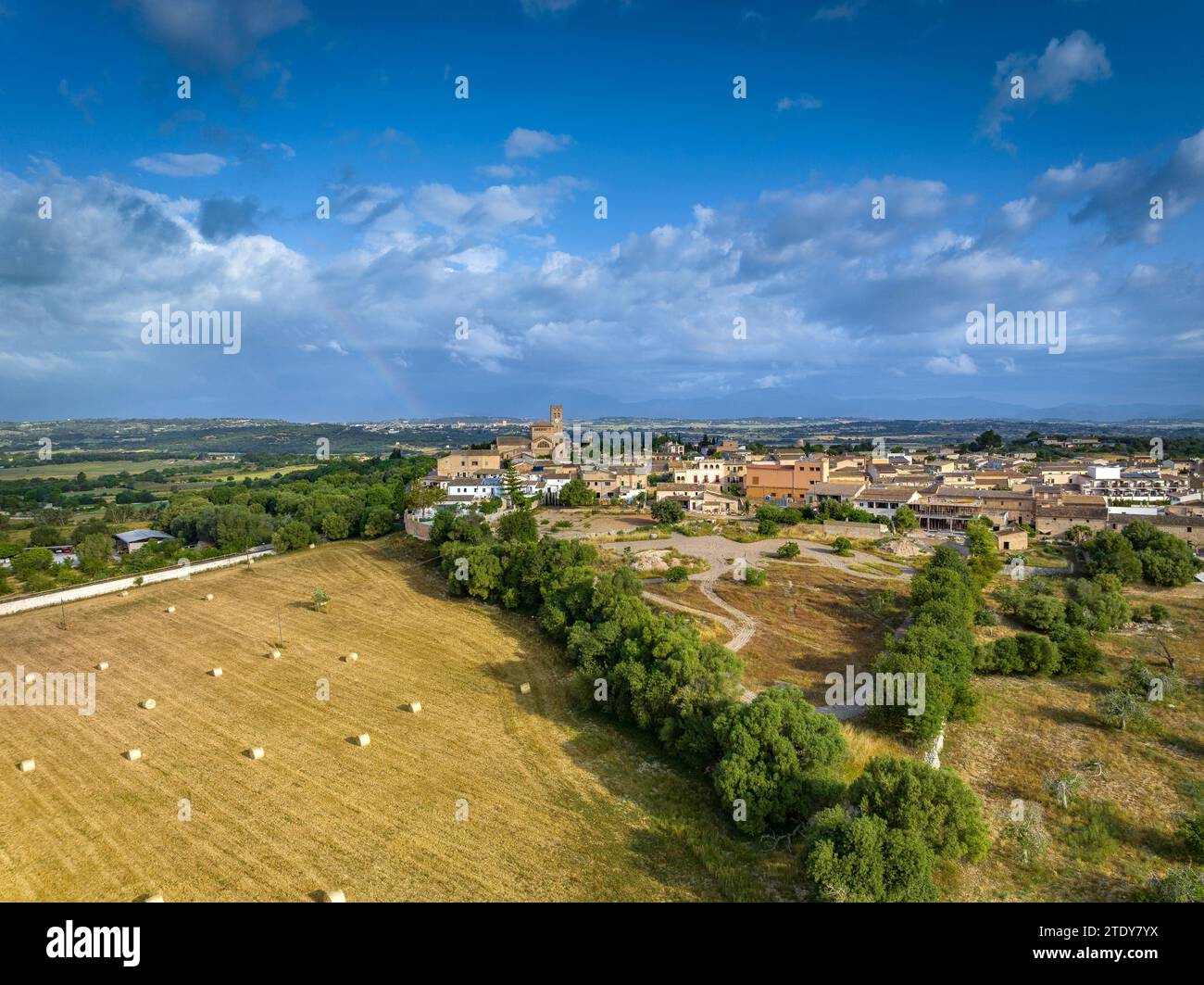 Luftaufnahme des Dorfes Ariany, Felder und ländliche Umgebung und einen scheuen Regenbogen im Hintergrund (Mallorca, Balearen, Spanien): Stockfoto