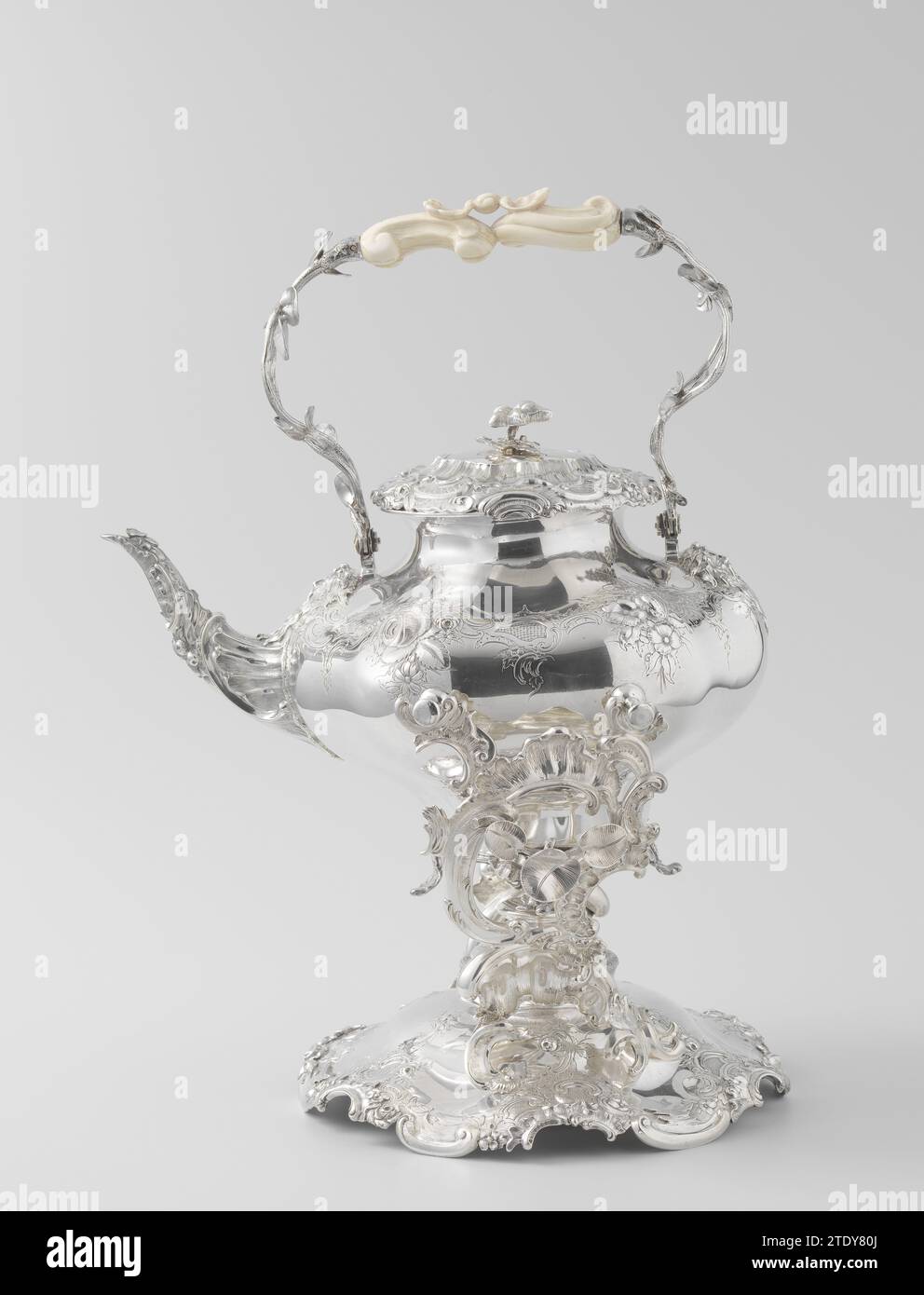 Wasserkocher und Ständer, Pieter Zöllner, 1854 Ketel auf Züchter von Silber mit Beinen Mittelstück im Griff. Die Brühe und die Schüssel sind reich mit Masken und Blumenmotiven dekoriert. Rotterdam Silber (Metall). Knochen (Material) Ketel am Züchter von Silber mit den Beinen Mittelstück im Griff. Die Brühe und die Schüssel sind reich mit Masken und Blumenmotiven dekoriert. Rotterdam Silber (Metall). Knochen (Material) Stockfoto